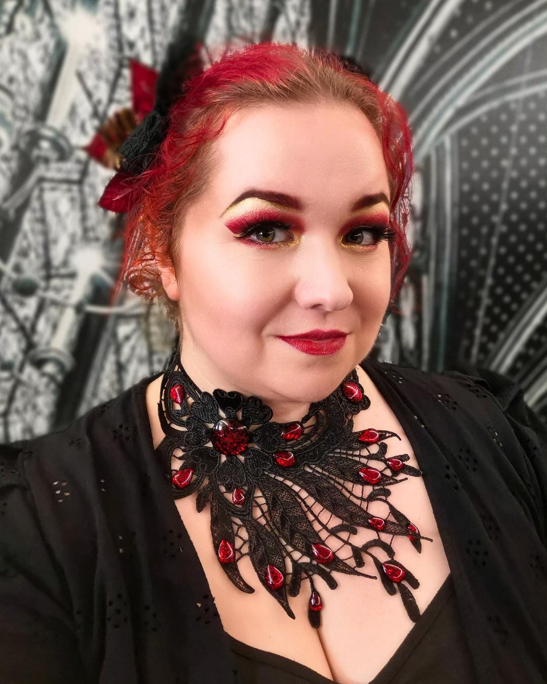 Collier schwarz asymmetrisch aus Spitze mit farbigen Glassteinen in Wunschfarbe für Gothic Outfit und Cosplay Shooting -Chokers- BloodyBrilliants