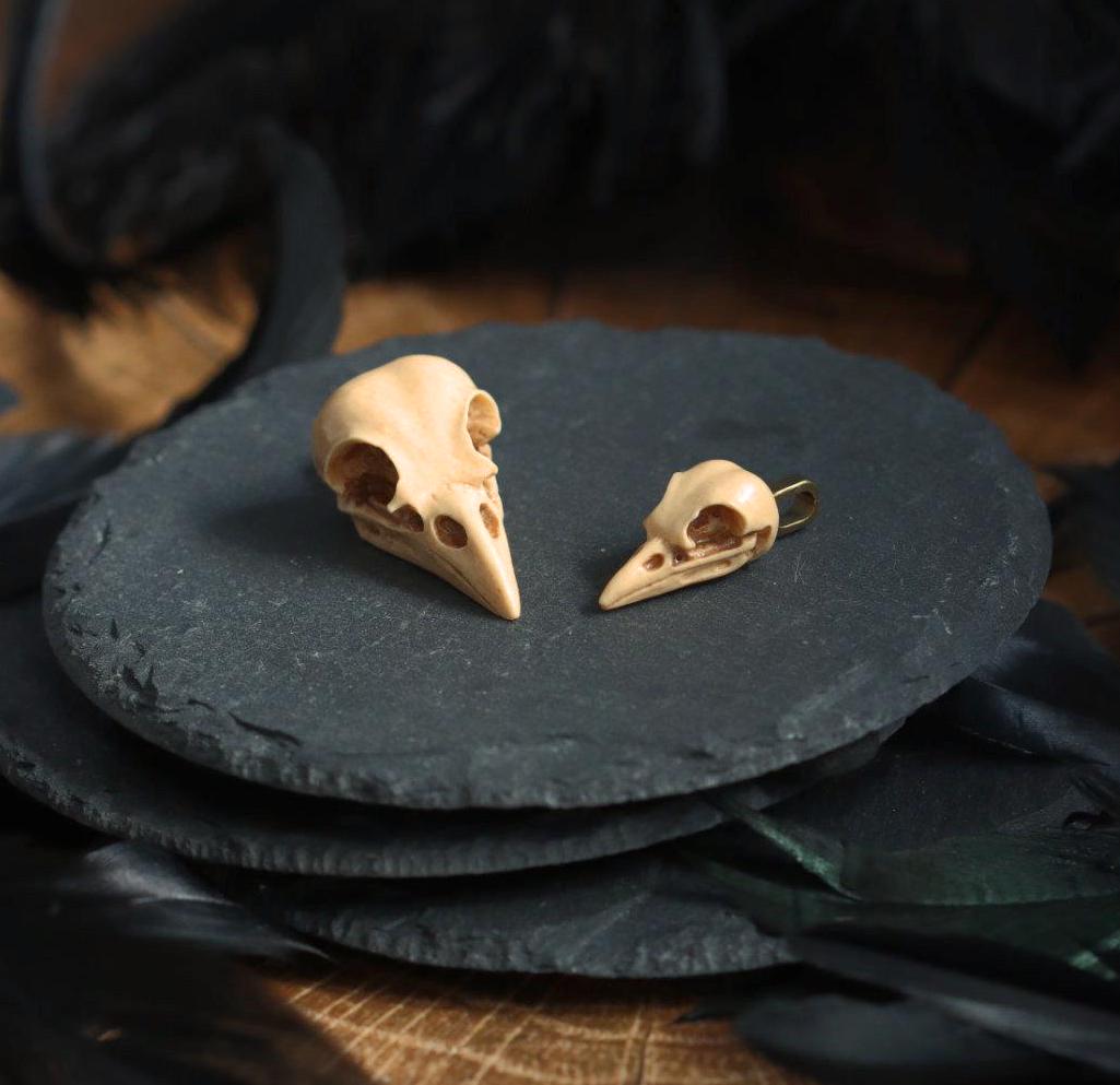Rabenschädel Kette, Anhänger Vogelschädel aus Harz als Mittelalter Schmuck, Gothic Schmuck für Dark Academia Outfit, Tier Schädel Anhänger -Pendants- BloodyBrilliants