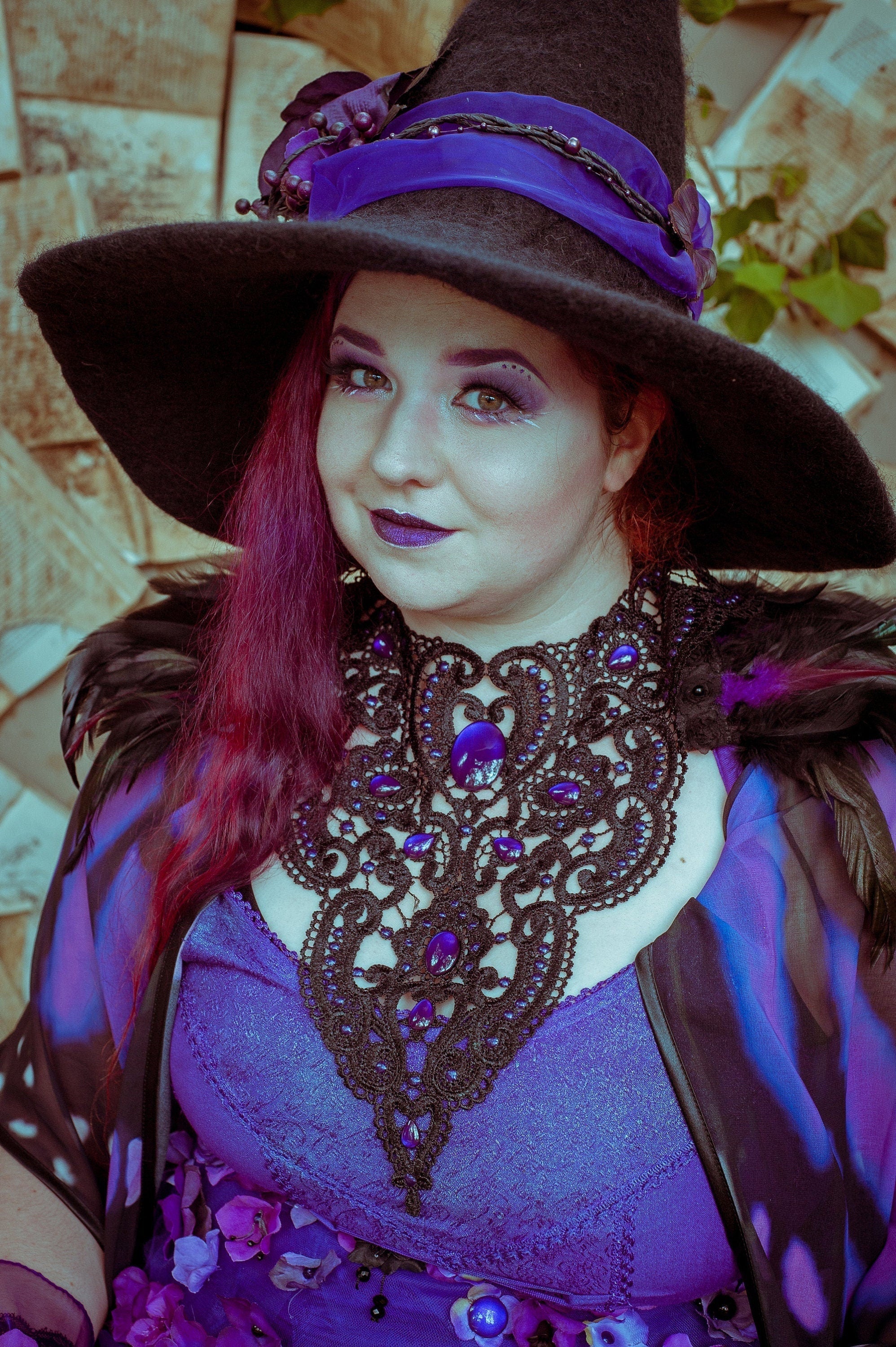 Collier schwarz Wunschfarbe Antik aus Spitze mit farbigen Glassteinen als Fantasy Schmuck für Fotoshooting oder Gothic Hochzeit -Chokers- BloodyBrilliants