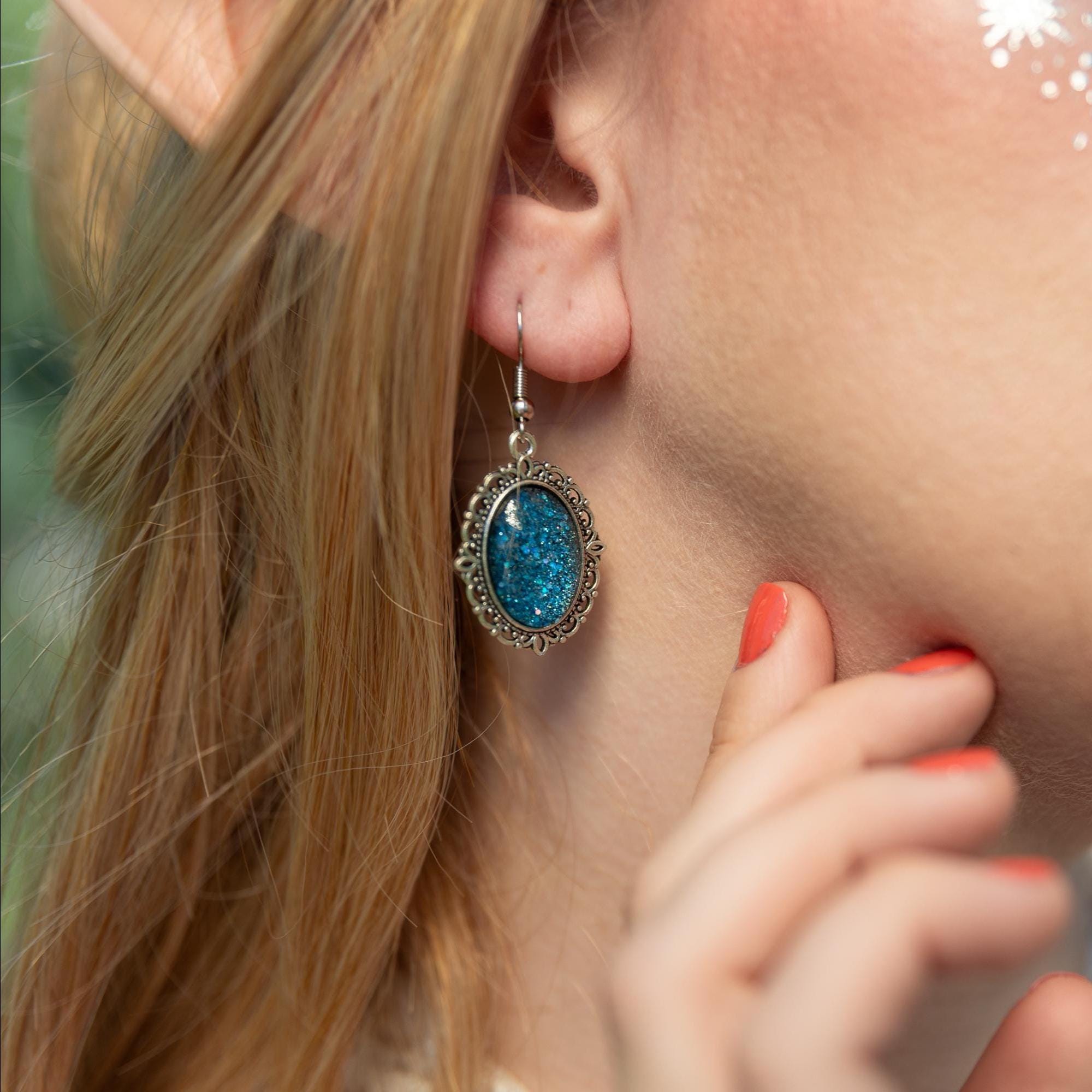 Ohrringe Oval hängend verziert mit farbigen Glassteinen in Silber Bronze Schwarz als edler Alltagsschmuck und als Geburtstagsgeschenk -Dangle & Drop Earrings- BloodyBrilliants
