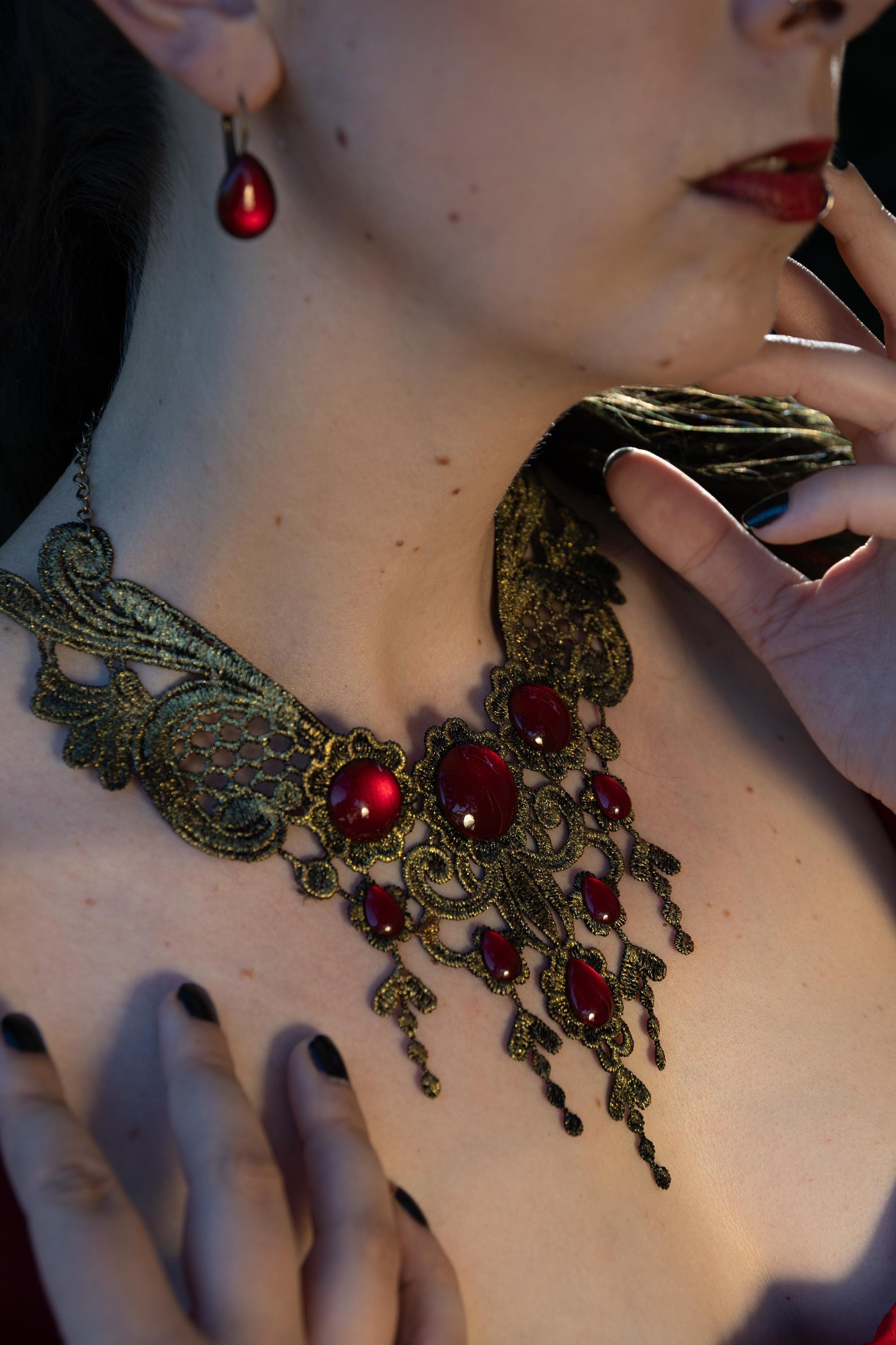 Bronze Collier klein aus Spitze mit Glassteinen in Wunschfarbe für Steampunk Outfit oder Vintage Hochzeit, auch als witchy Choker -Chokers- BloodyBrilliants