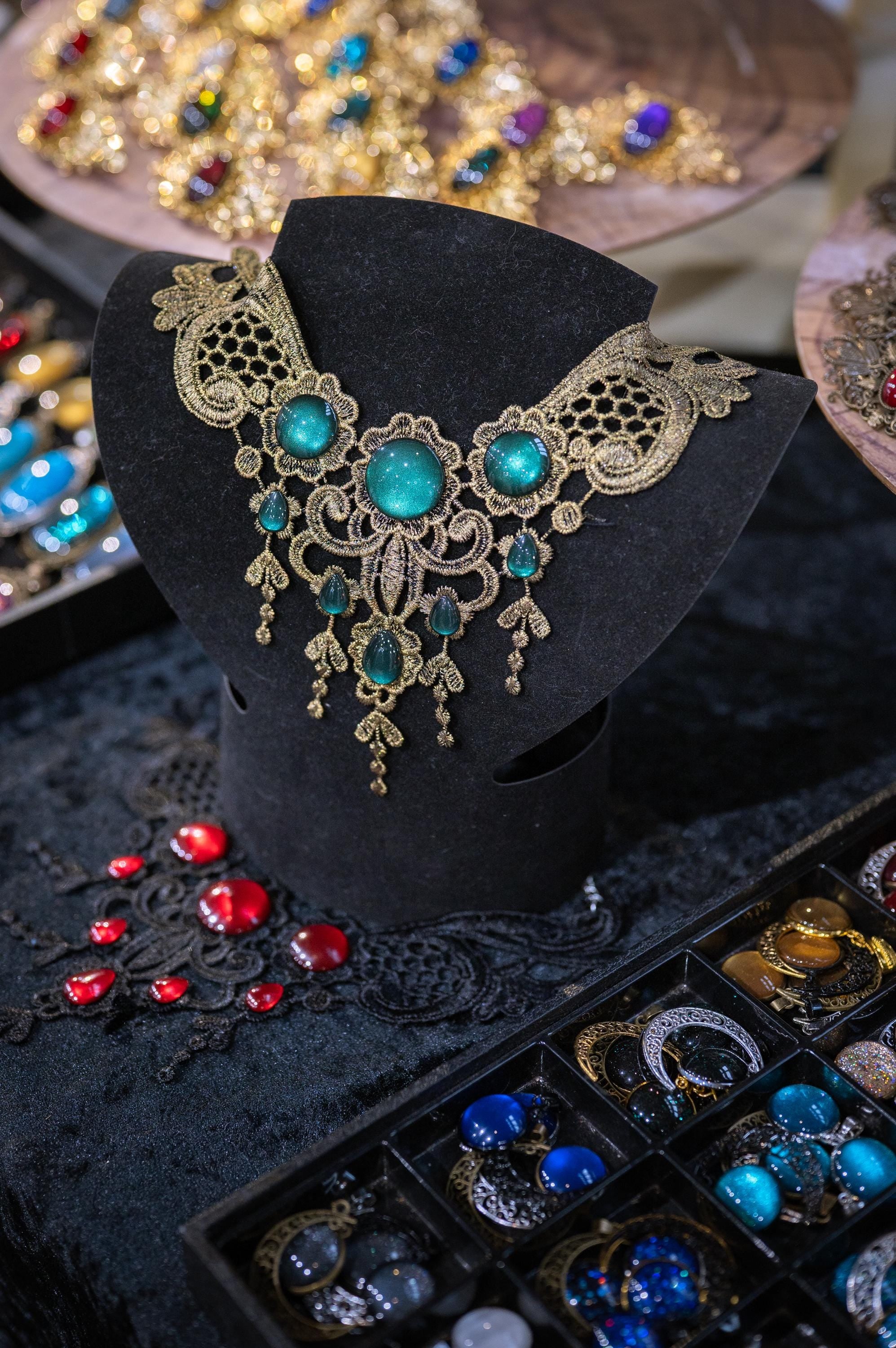 Bronze Collier klein aus Spitze mit Glassteinen in Wunschfarbe für Steampunk Outfit oder Vintage Hochzeit, auch als witchy Choker -Chokers- BloodyBrilliants