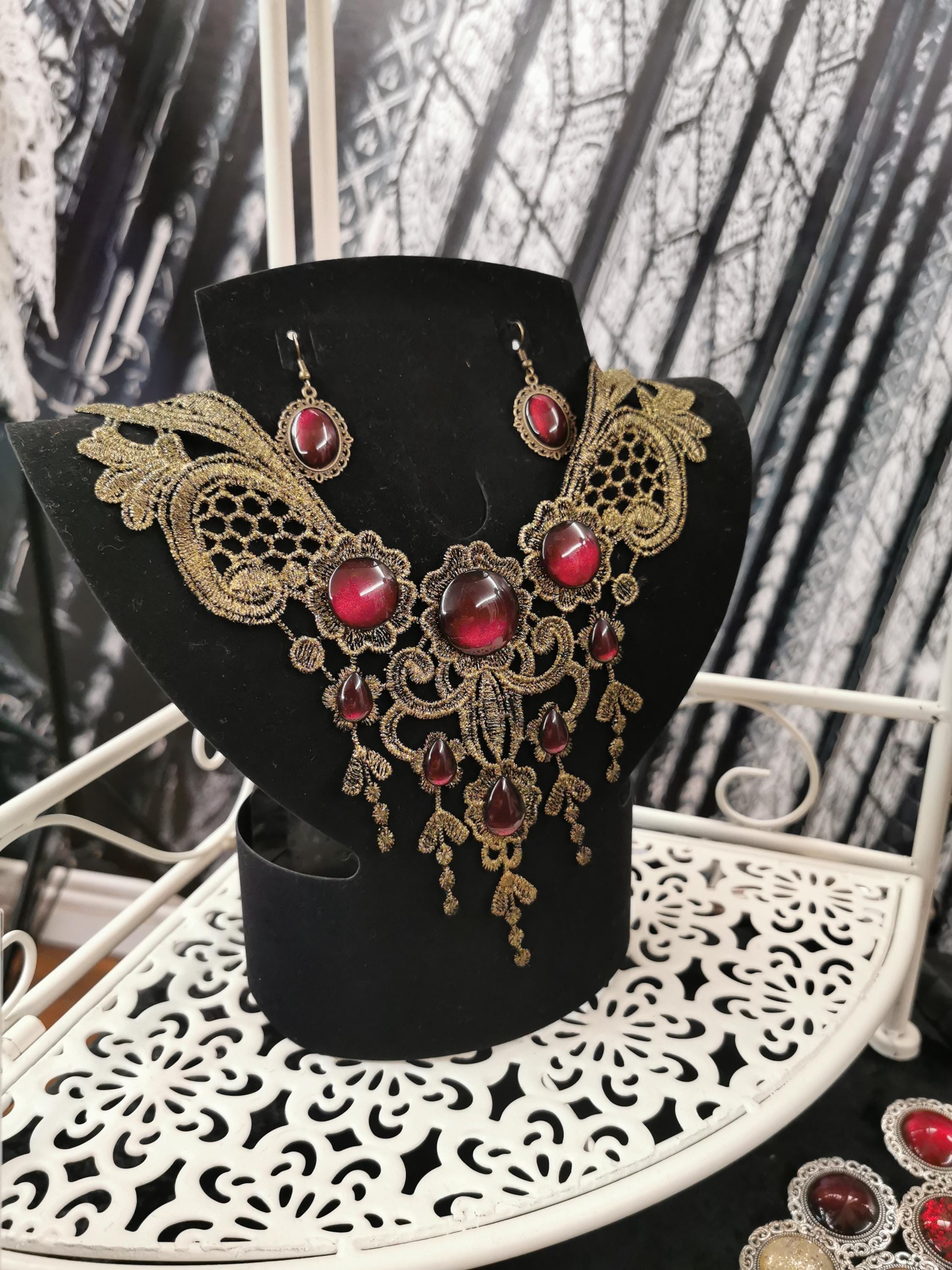 Bronze Collier klein aus Spitze mit Glassteinen in Wunschfarbe für Steampunk Outfit oder Vintage Hochzeit, auch als witchy Choker -Chokers- BloodyBrilliants