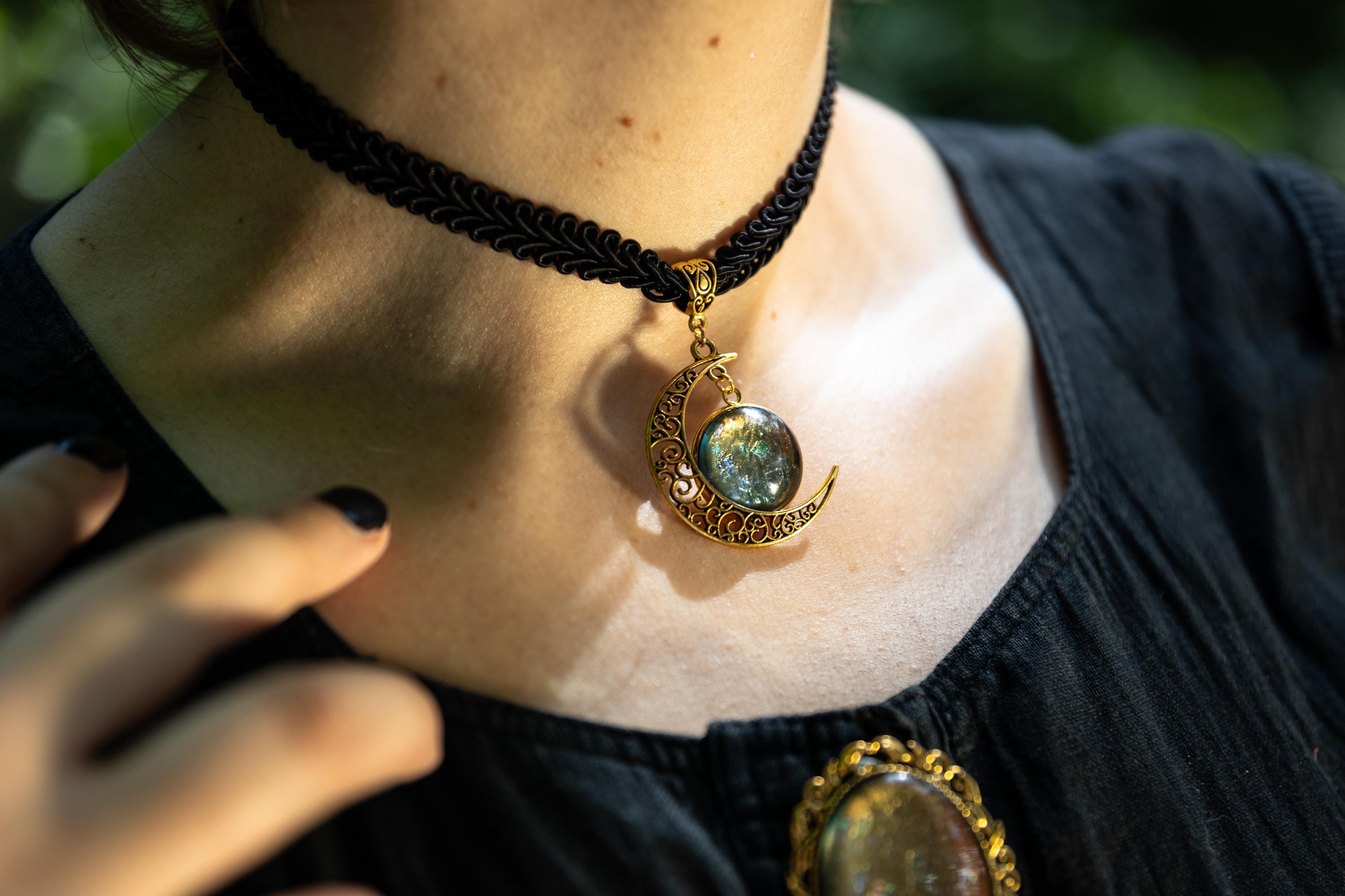 Mond Kettenanhänger in Wunschfarbe - Mond Schmuck im Dark Academia Style, Gothic Schmuck für Hexen Adventskalender, Choker schwarz -Pendants- BloodyBrilliants