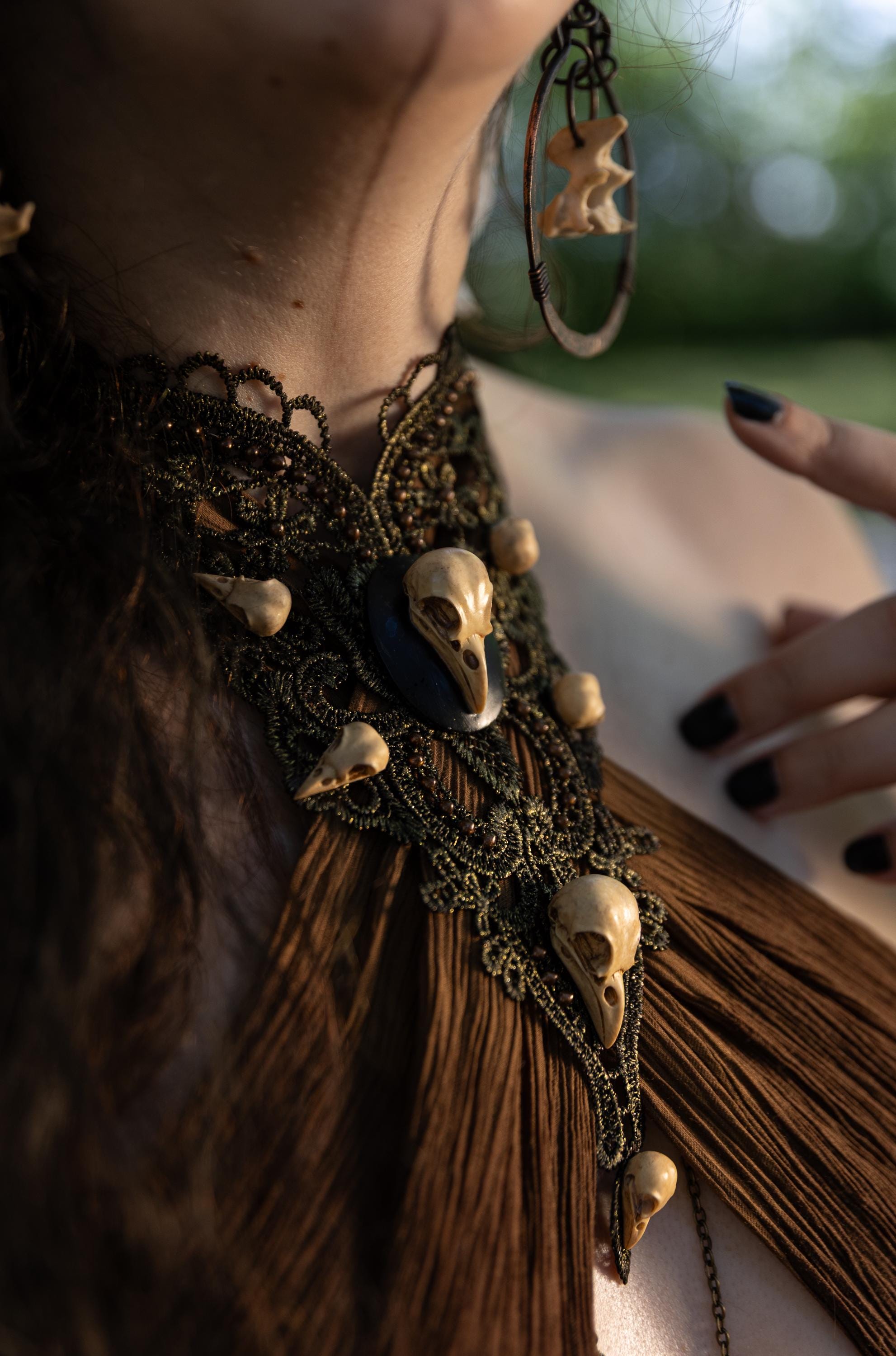 Rabenschädel Collier Filigran schwarz bronze für Gothic Fotoshooting und Mittelalter LARP -Chokers- BloodyBrilliants