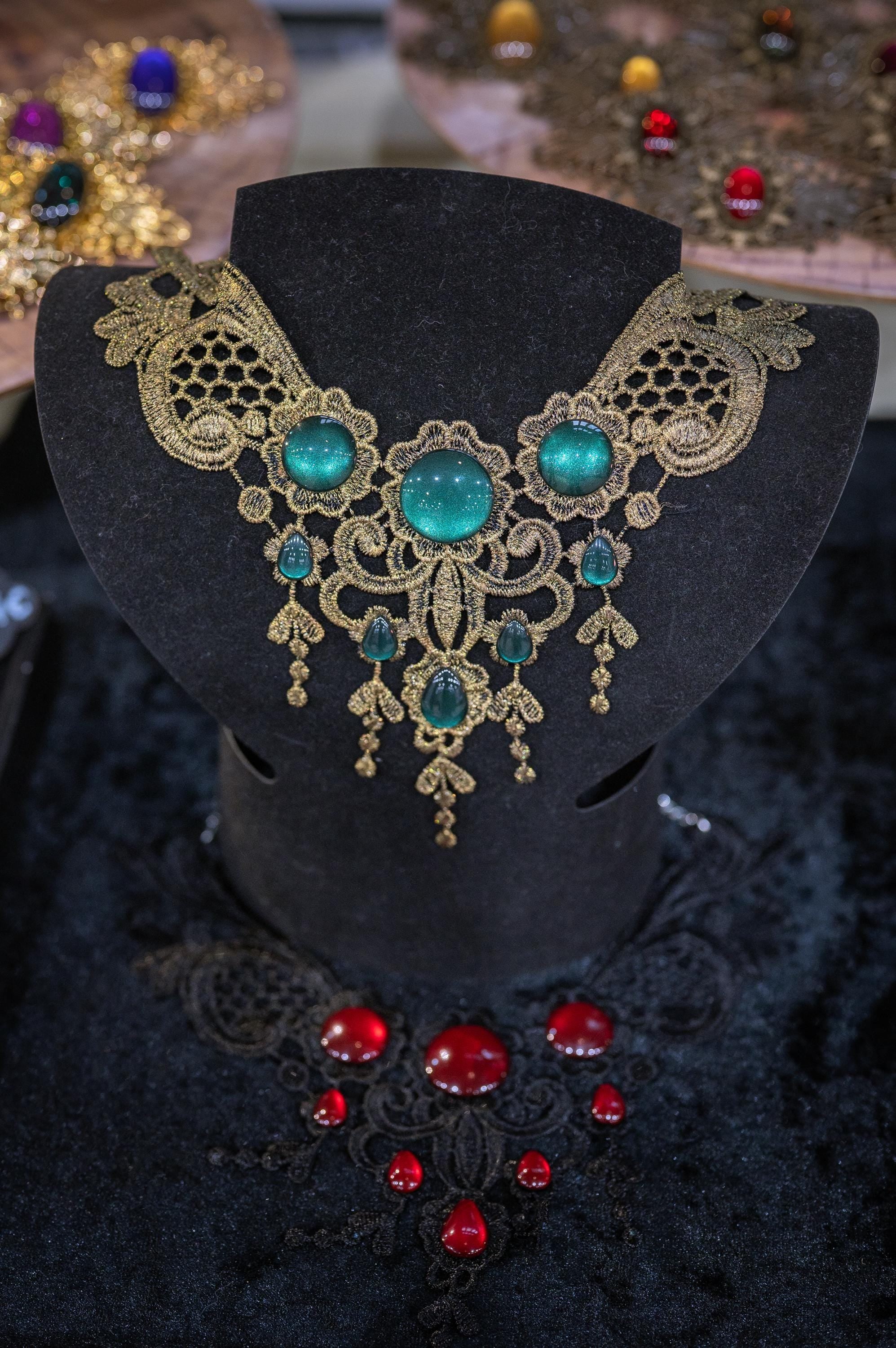 Bronze Collier klein aus Spitze mit Glassteinen in Wunschfarbe für Steampunk Outfit oder Vintage Hochzeit, auch als witchy Choker -Chokers- BloodyBrilliants