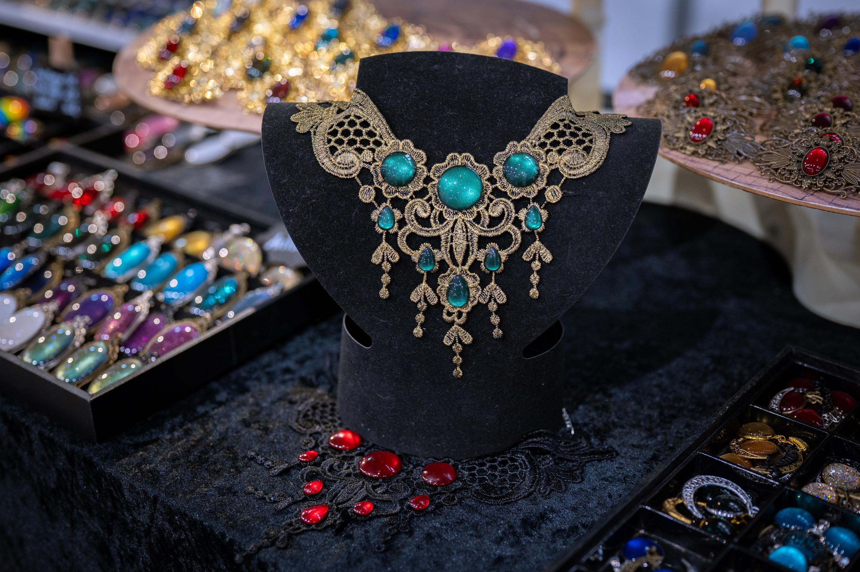 Bronze Collier klein aus Spitze mit Glassteinen in Wunschfarbe für Steampunk Outfit oder Vintage Hochzeit, auch als witchy Choker -Chokers- BloodyBrilliants