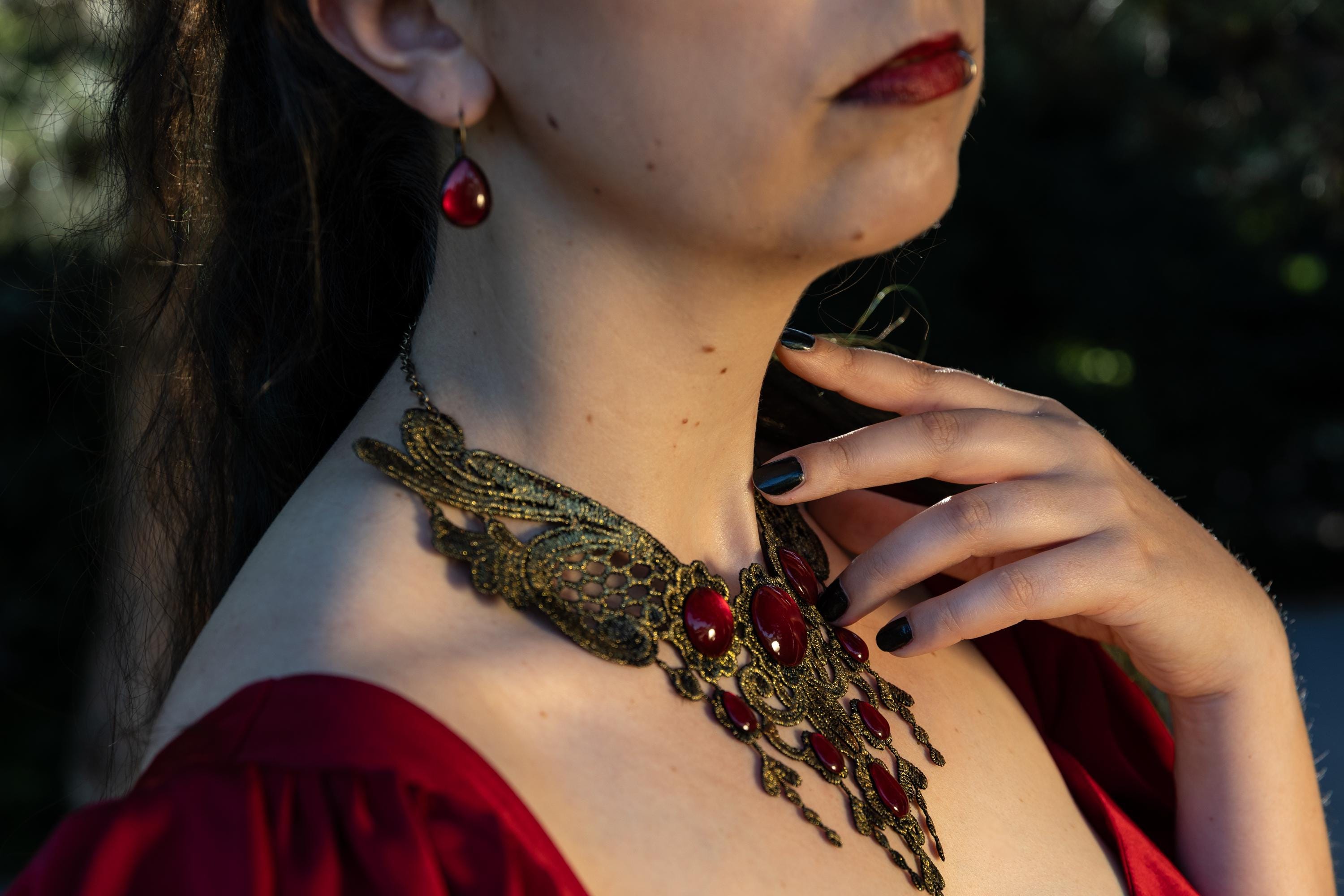 Bronze Collier klein aus Spitze mit Glassteinen in Wunschfarbe für Steampunk Outfit oder Vintage Hochzeit, auch als witchy Choker -Chokers- BloodyBrilliants