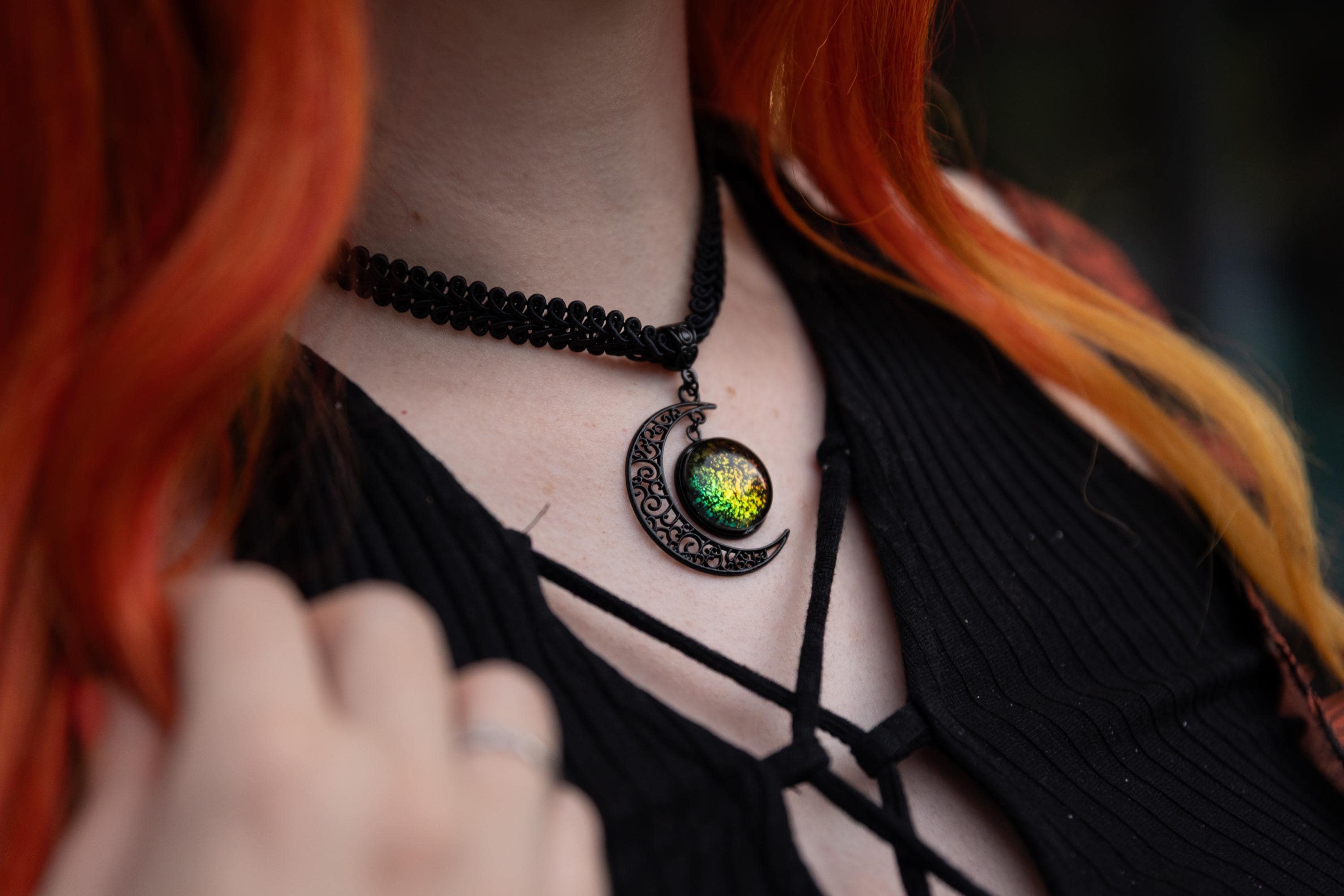 Mond Kette in Wunschfarbe - Choker schwarz als Vintage Halsband mit Halbmond im Dark Academia Style für Hexen Adventskalender, Mond Schmuck -Chokers- BloodyBrilliants