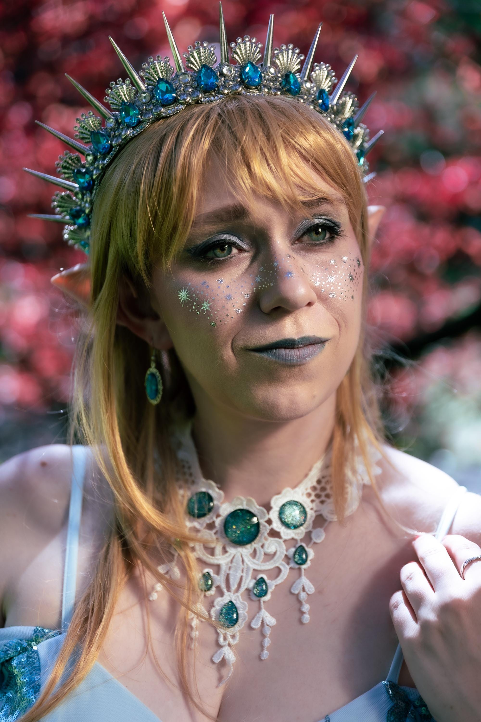 Collier Libelle aus Spitze mit farbigen Cabochon Glassteinen für Themenhochzeit und Cosplay Outfit -Chokers- BloodyBrilliants