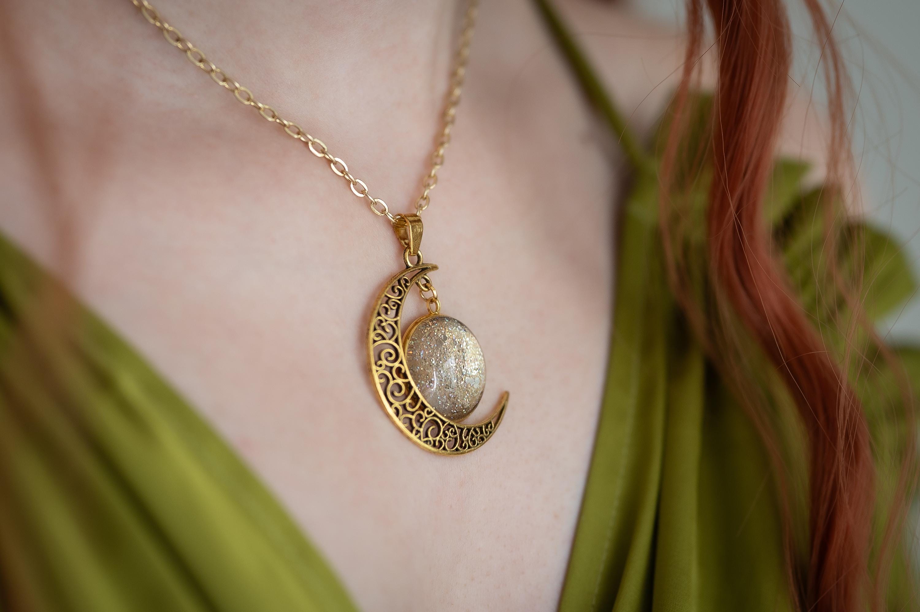 Mond Kette in Wunschfarbe - Choker grün als Vintage Schmuck mit Mond Anhänger, Dark Academia Style für Hexen Adventskalender, Mond Schmuck -Chokers- BloodyBrilliants