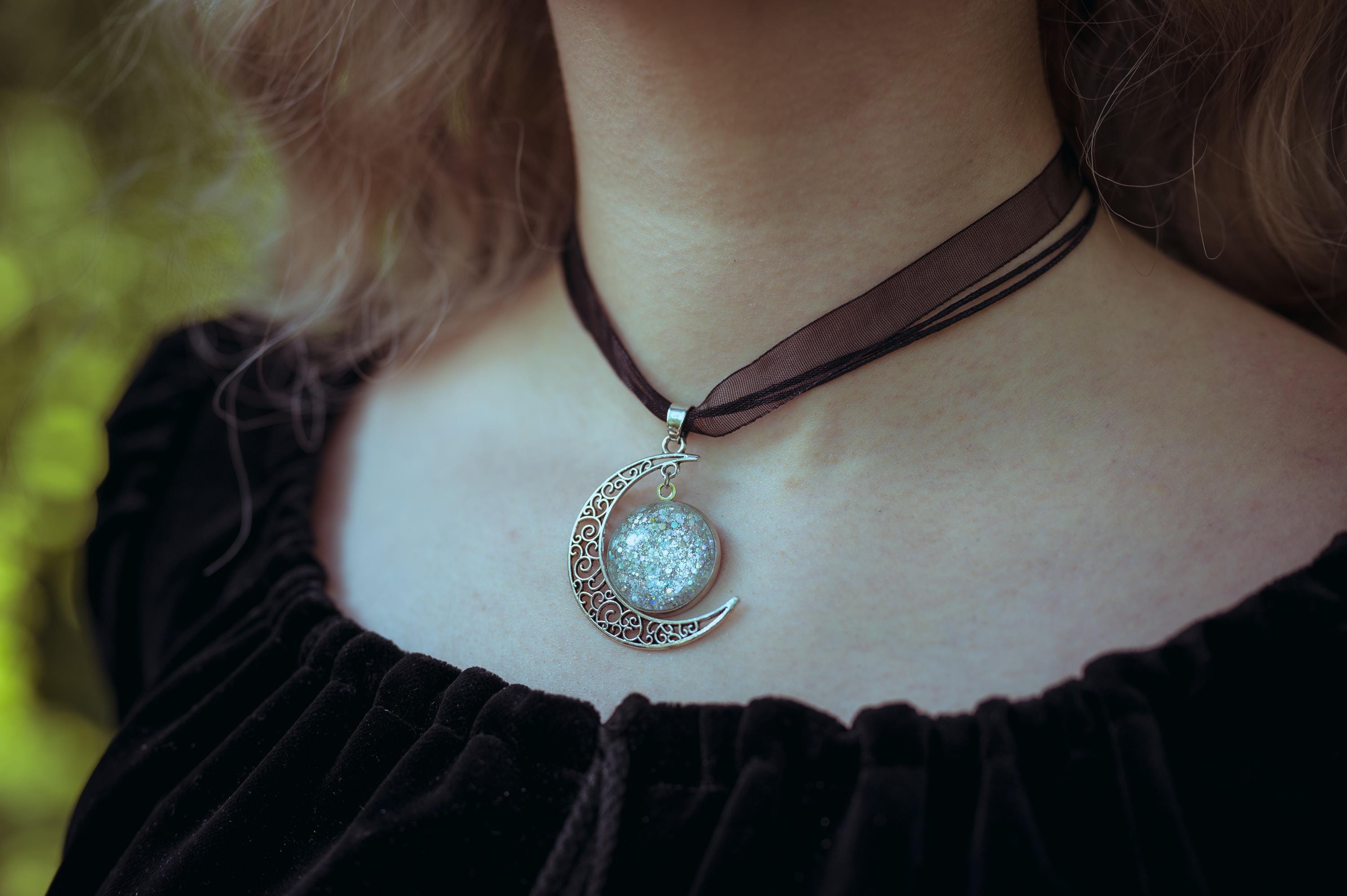 Mond Kette in Wunschfarbe - Choker grün als Vintage Schmuck mit Mond Anhänger, Dark Academia Style für Hexen Adventskalender, Mond Schmuck -Chokers- BloodyBrilliants