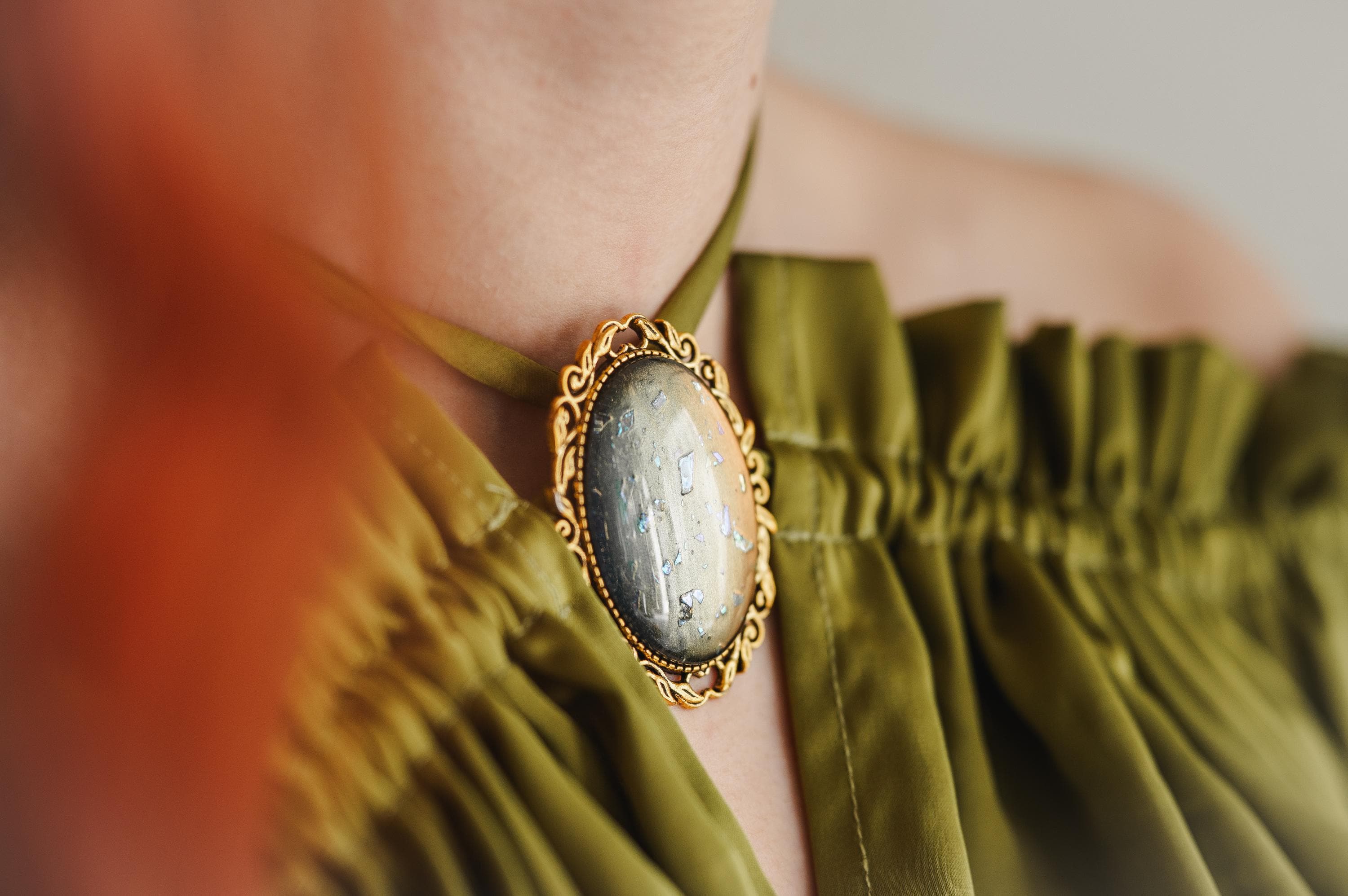 Goldene Brosche Wunschfarbe oval aus Glassteinen als Cosplay Schmuck und Steampunk Accessoire für Vintage Weihnachten -Brooches- BloodyBrilliants