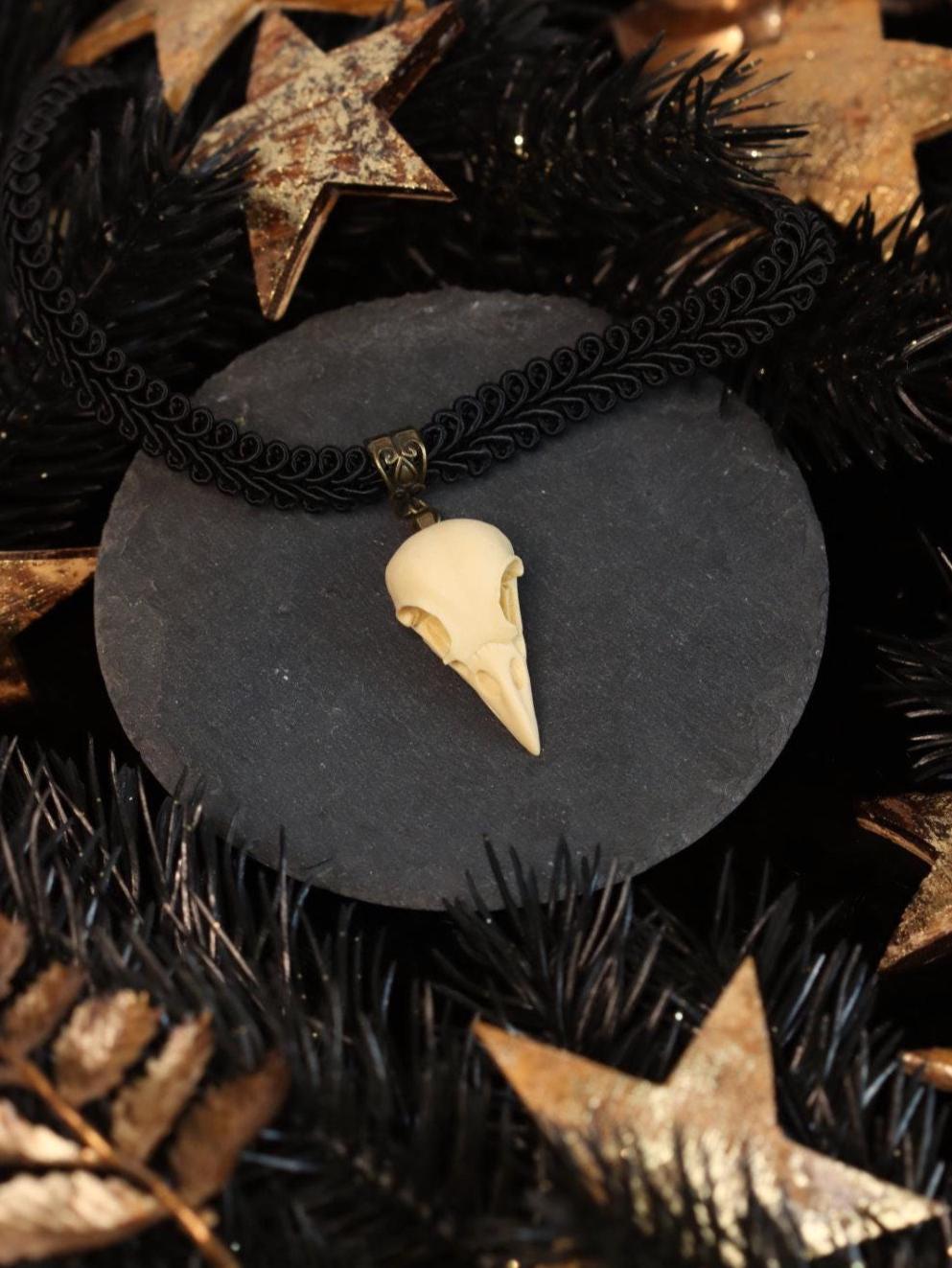 Choker mit Vogelschädel Anhänger als Gothic Halsband aus Spitze für Cosplay Outfit oder LARP Kostüm für Halloween Adventskalender -Chokers- BloodyBrilliants