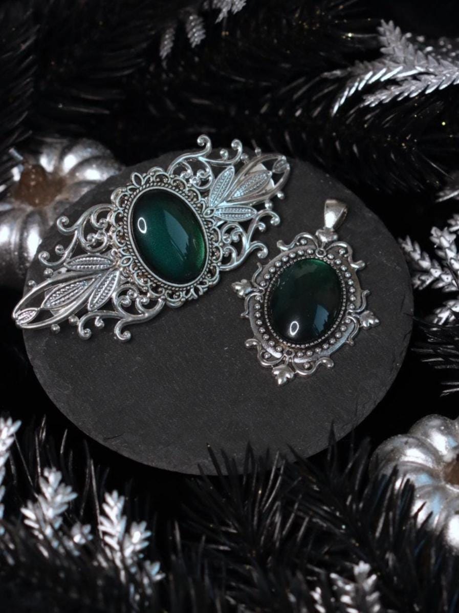 Schmuckset Weihnachtselfe silber aus Kettenanhänger und Jugendstil Haarspange in Wunschfarbe für Weihnachtsoutfit oder Elfen Schmuck -Barrettes & Clips- BloodyBrilliants
