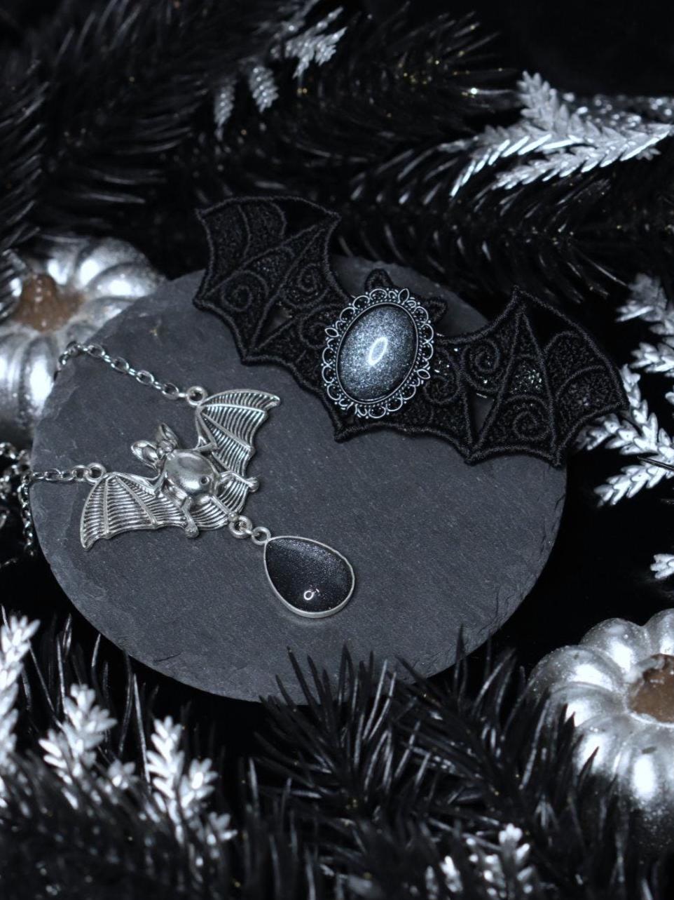 Fledermaus Schmuck Set in Wunschfarbe aus Fledermaus Kettenanhänger und Fledermaus Haarspange als Gothic Schmuck und Halloween Accessoires -Barrettes & Clips- BloodyBrilliants