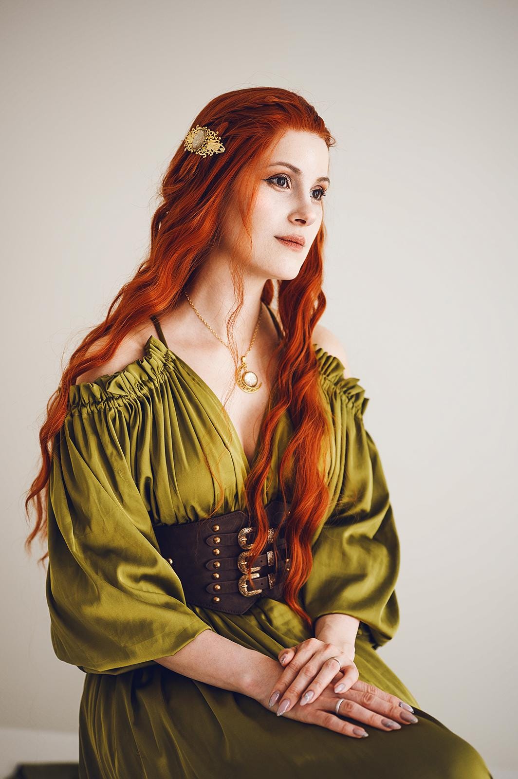 Mondkette & Haarspange gold als Hexen Schmuckset in Wunschfarbe, Gothic Schmuck für Halloween Adventskalender und Dark Academia Accessoire -Jewelry Sets- BloodyBrilliants