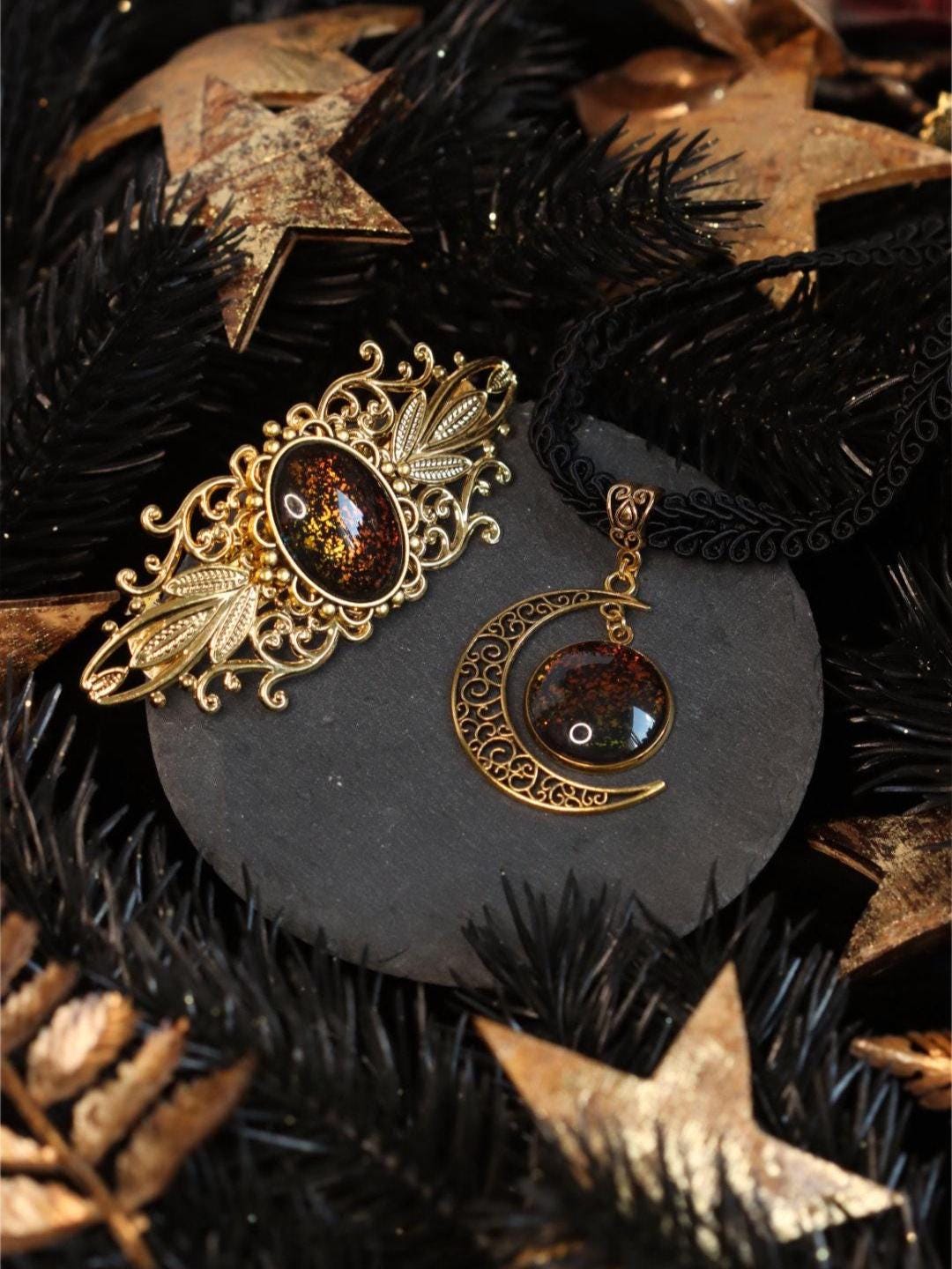 Mondkette & Haarspange gold als Hexen Schmuckset in Wunschfarbe, Gothic Schmuck für Halloween Adventskalender und Dark Academia Accessoire -Jewelry Sets- BloodyBrilliants