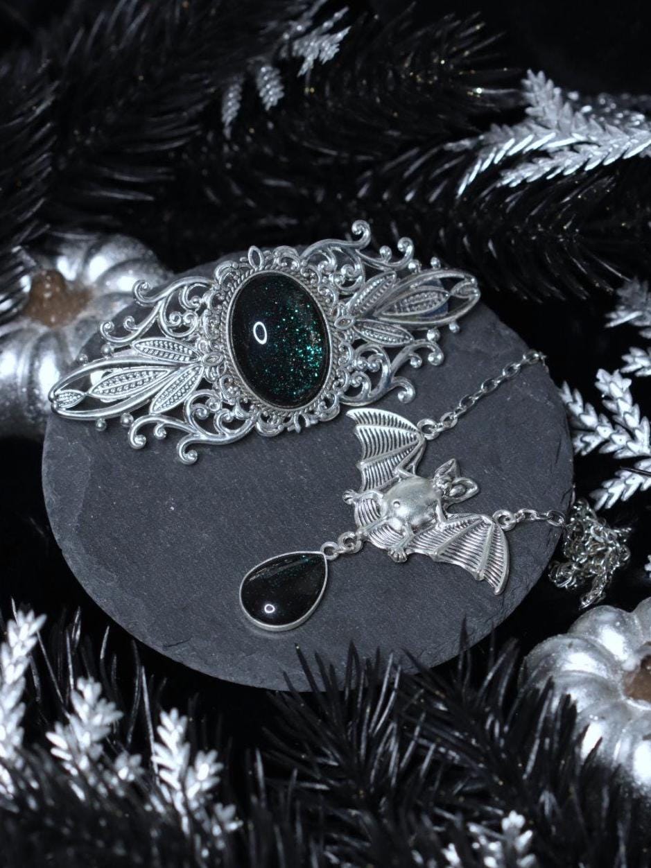 Fledermaus Schmuck Set in Wunschfarbe, Fledermaus Kettenanhänger und silberne Haarspange, Gothic Schmuck & Halloween Kette für Vampir Kostüm -Jewelry Sets- BloodyBrilliants