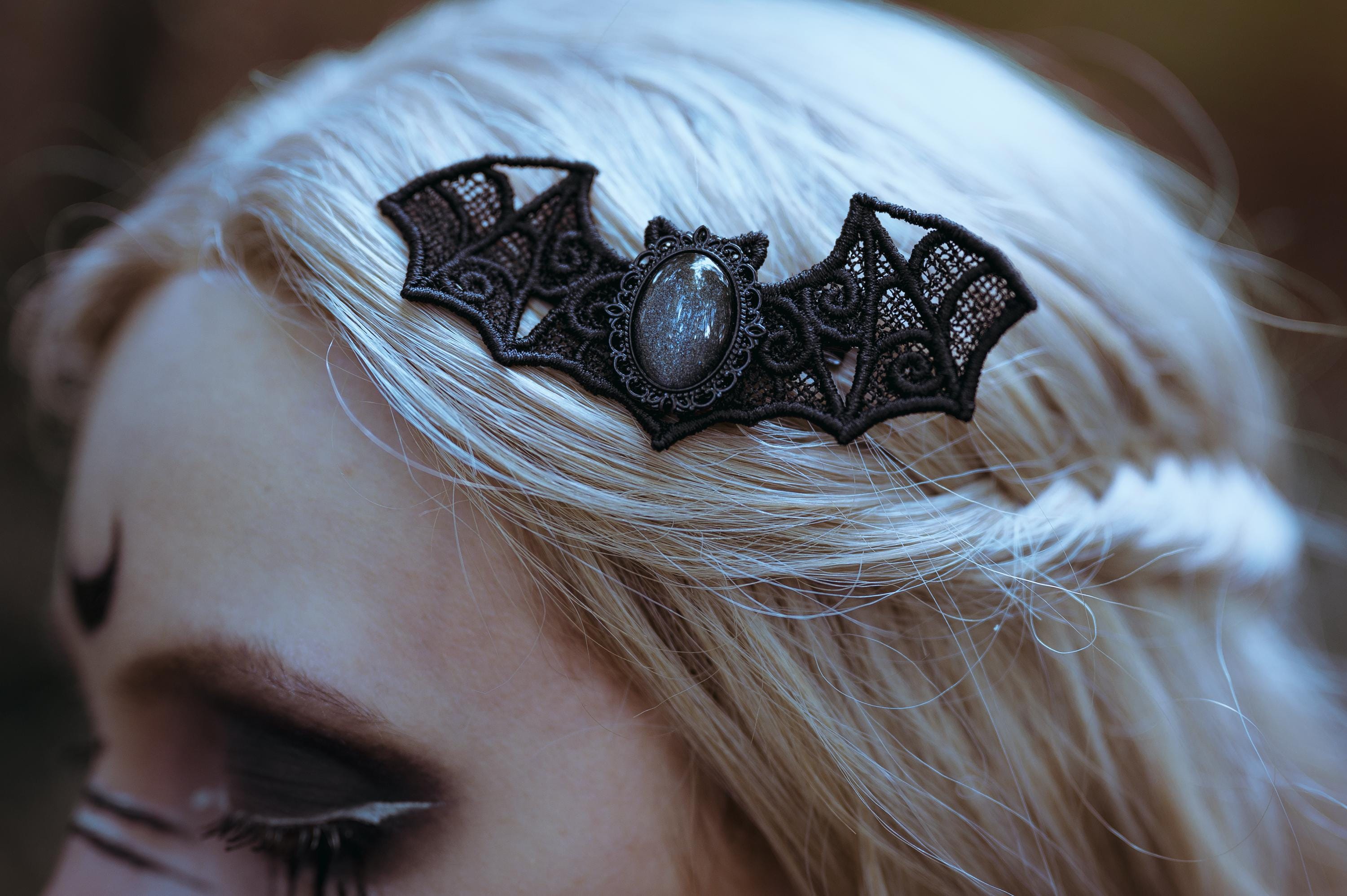 Fledermaus Haarspange in Wunschfarbe als Gothic Haarschmuck schwarz & Halloween Schmuck für Vampir Kostüm und Gothic Weihnachten -Hair Jewelry- BloodyBrilliants