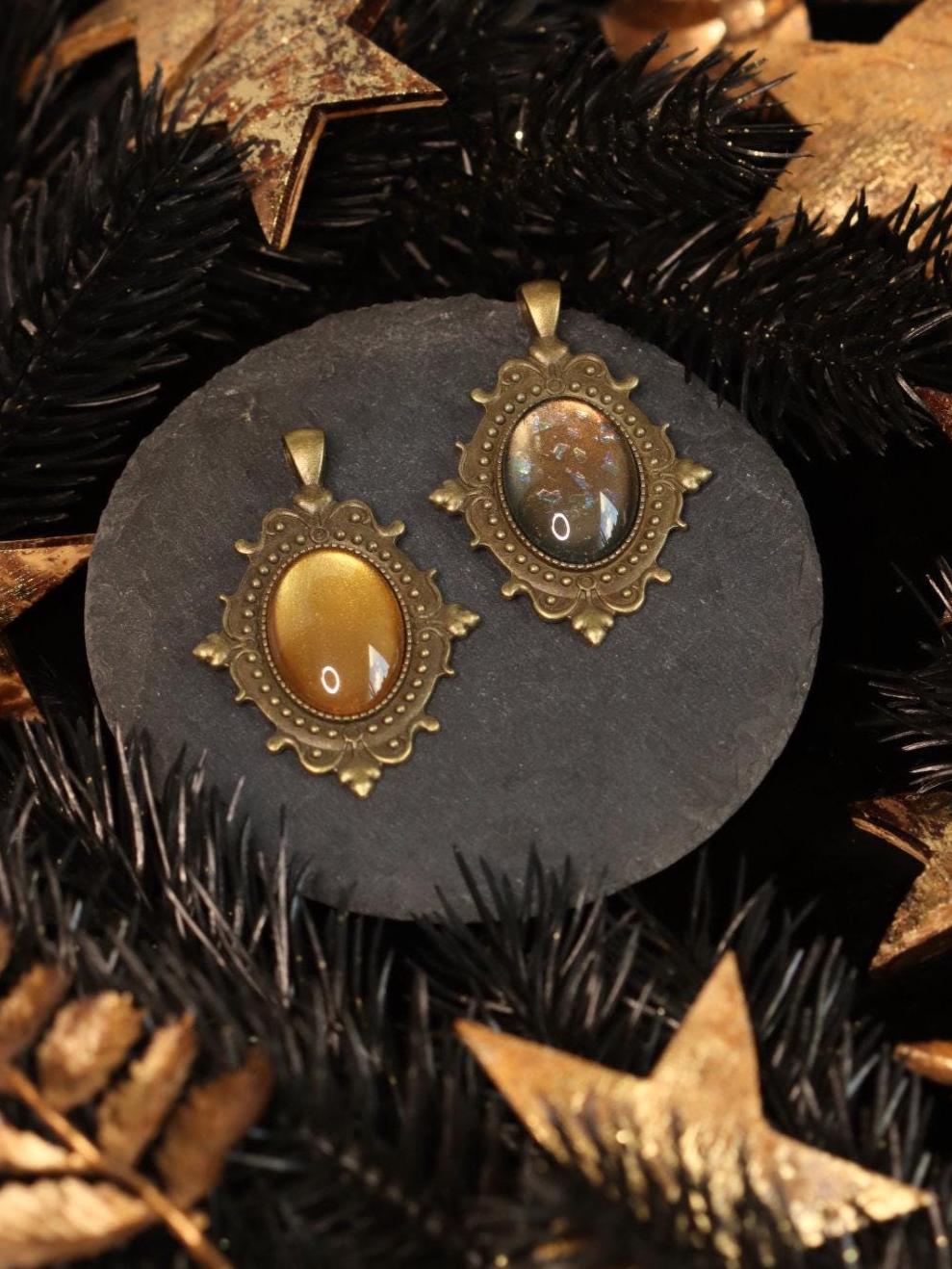 Barock Anhänger in Wunschfarbe, Vintage Kette & 20er Jahre Accessoires für Vintage Weihnachten, Gothic Kettenanhänger im Dark Academia Style -Pendants- BloodyBrilliants