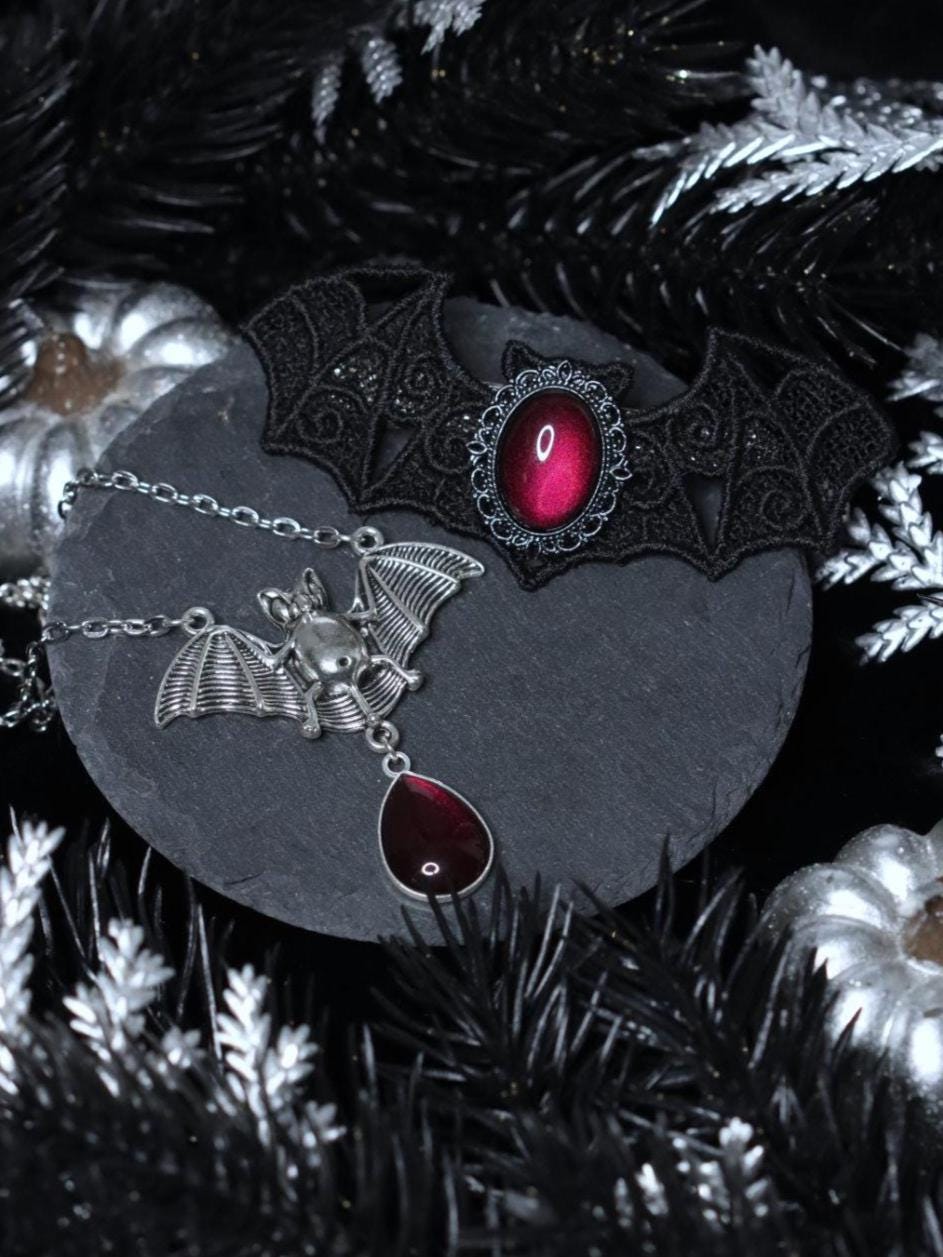 Fledermaus Schmuck Set in Wunschfarbe aus Fledermaus Kettenanhänger und Fledermaus Haarspange als Gothic Schmuck und Halloween Accessoires -Barrettes & Clips- BloodyBrilliants