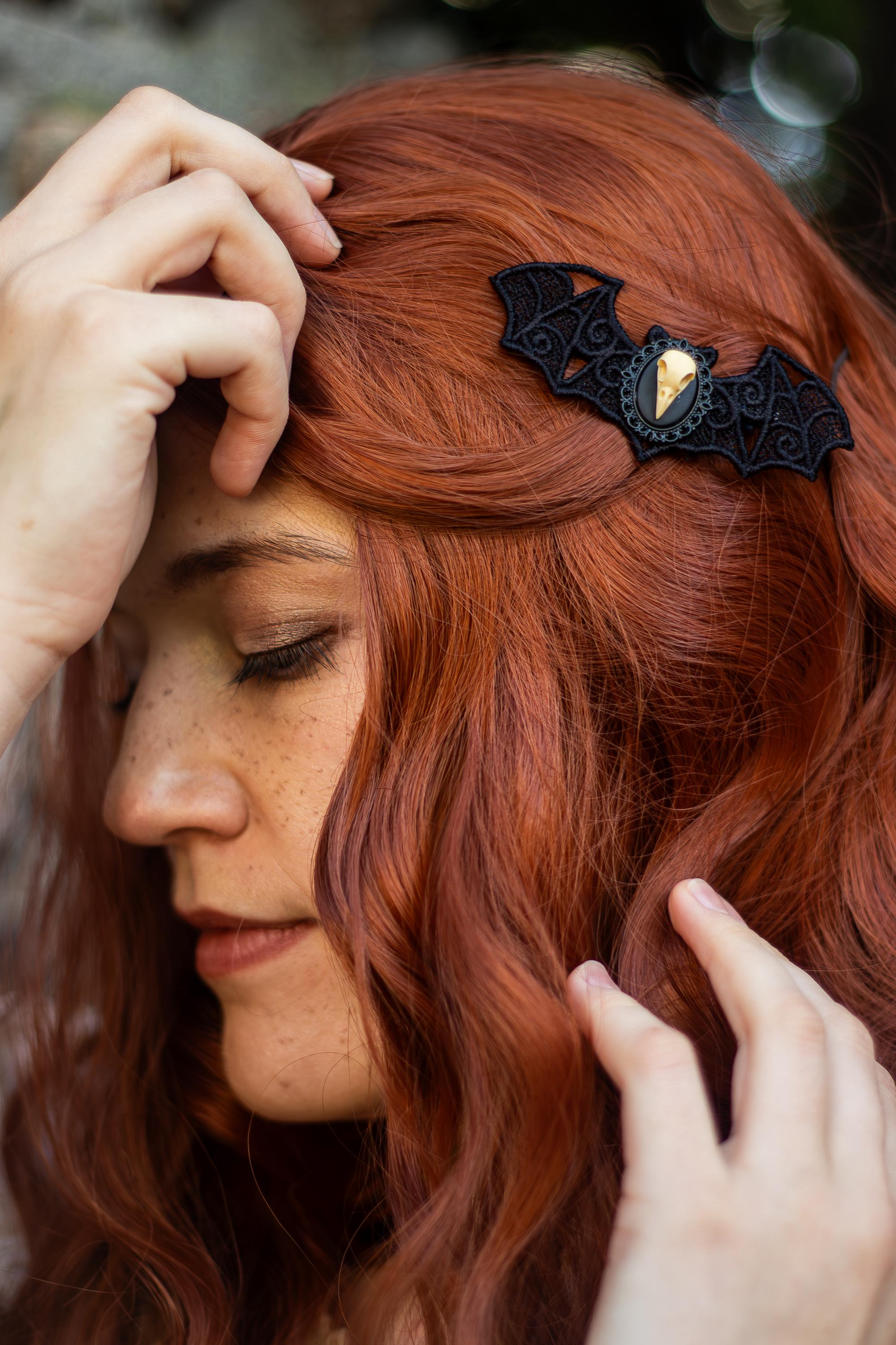 Fledermaus Haarspange in Wunschfarbe als Gothic Haarschmuck schwarz & Halloween Schmuck für Vampir Kostüm und Gothic Weihnachten -Hair Jewelry- BloodyBrilliants