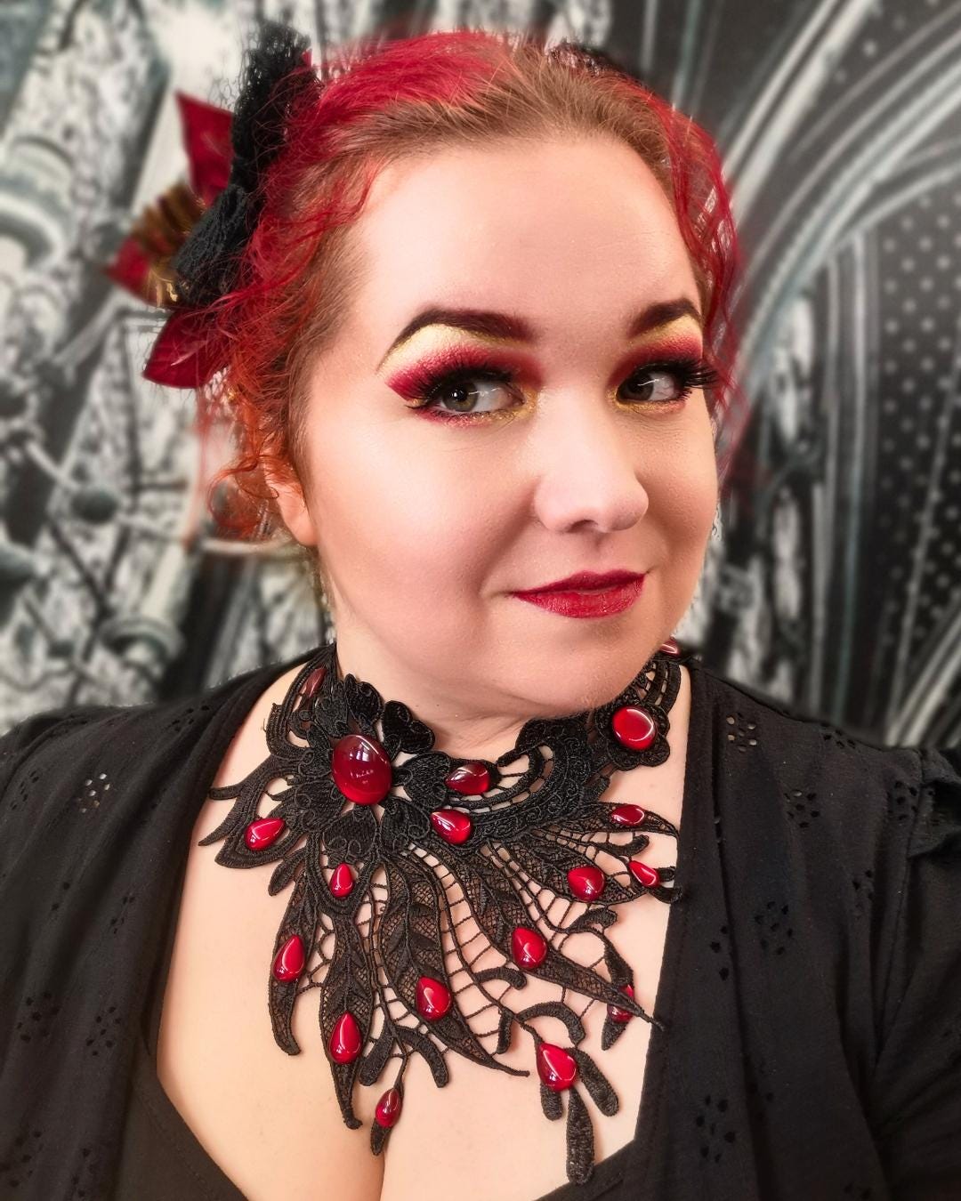 Collier schwarz asymmetrisch aus Spitze mit farbigen Glassteinen in Wunschfarbe für Gothic Outfit und Cosplay Shooting -Chokers- BloodyBrilliants