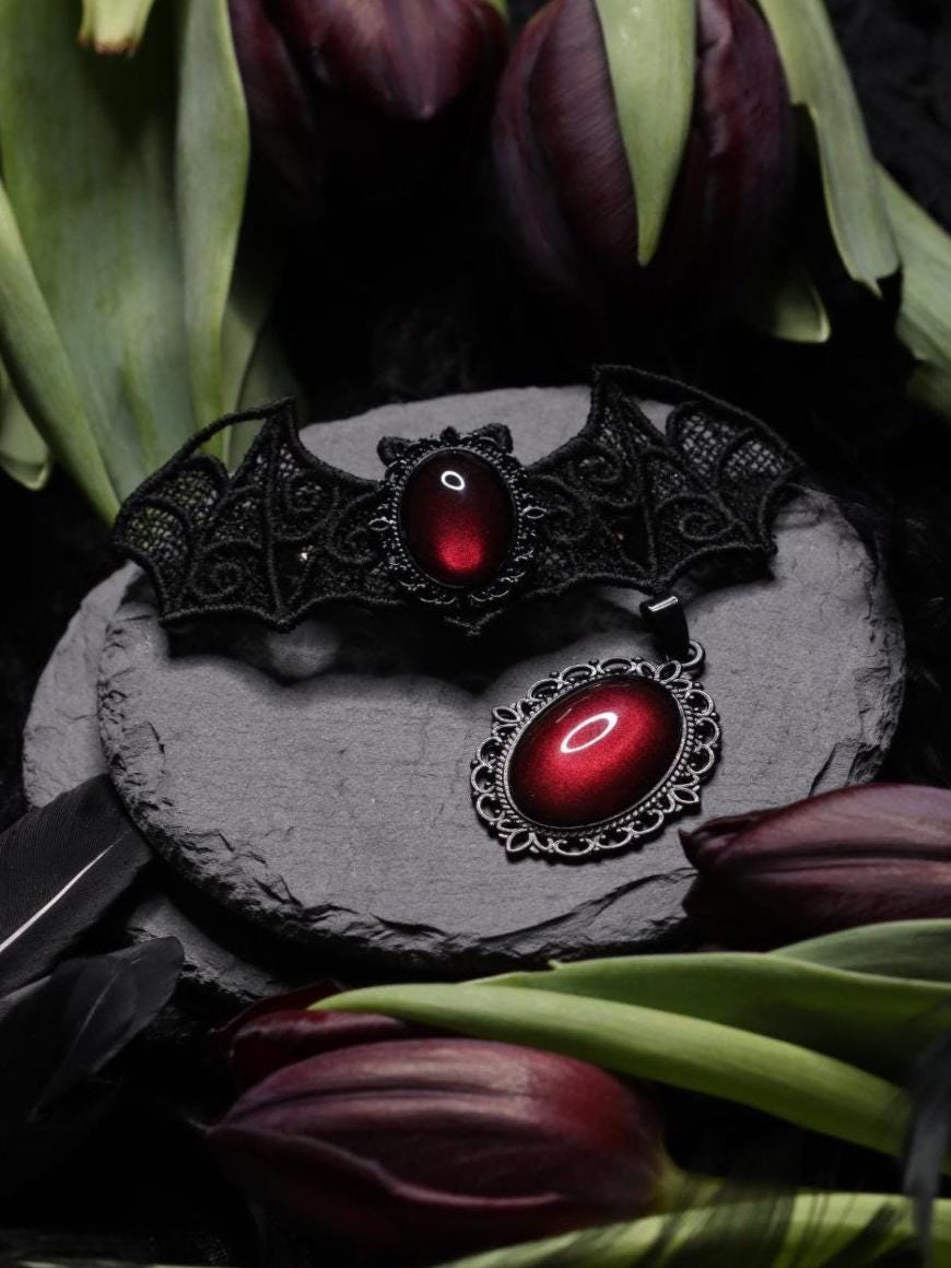 Gothic Schmuck Set in Wunschfarbe aus Fledermaus Haarspange und Gothic Kette, Haarschmuck schwarz & Halloween Schmuck zu Gothic Weihnachten -Barrettes & Clips- BloodyBrilliants