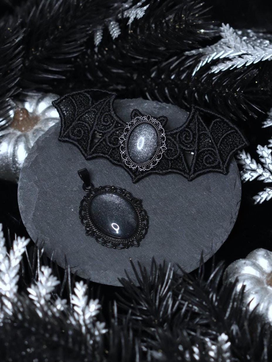Gothic Schmuck Set in Wunschfarbe aus Fledermaus Haarspange und Gothic Kette, Haarschmuck schwarz & Halloween Schmuck zu Gothic Weihnachten -Barrettes & Clips- BloodyBrilliants