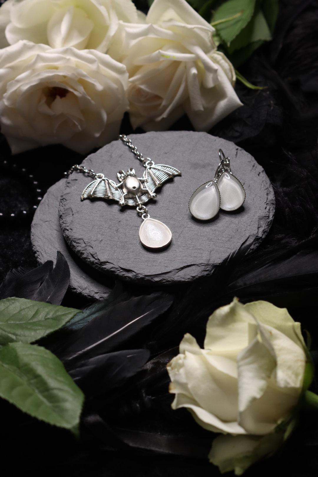 Fledermaus Schmuck Set in Wunschfarbe, Fledermaus Kettenanhänger und Tropfen Ohrringe, Gothic Schmuck und Halloween Kette für Vampir Kostüm -Jewelry Sets- BloodyBrilliants