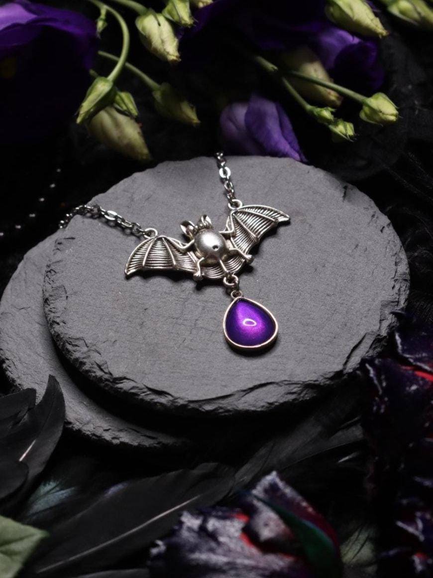 Fledermaus Schmuck Set in Wunschfarbe, Fledermaus Kettenanhänger und silberne Haarspange, Gothic Schmuck & Halloween Kette für Vampir Kostüm -Jewelry Sets- BloodyBrilliants