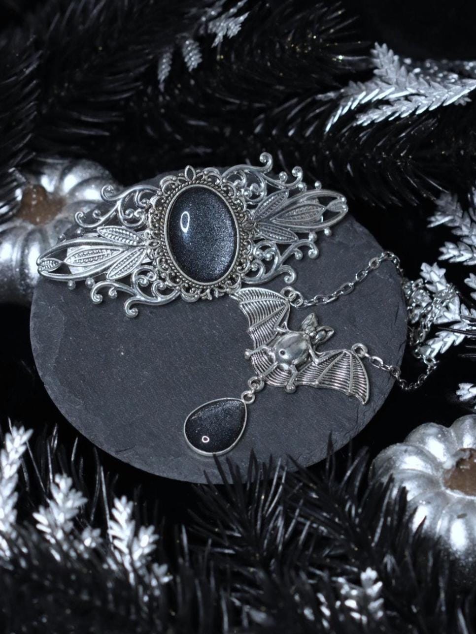 Fledermaus Schmuck Set in Wunschfarbe, Fledermaus Kettenanhänger und silberne Haarspange, Gothic Schmuck & Halloween Kette für Vampir Kostüm -Jewelry Sets- BloodyBrilliants