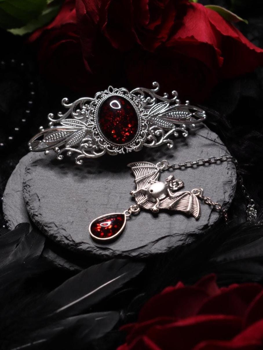 Fledermaus Schmuck Set in Wunschfarbe, Fledermaus Kettenanhänger und silberne Haarspange, Gothic Schmuck & Halloween Kette für Vampir Kostüm -Jewelry Sets- BloodyBrilliants
