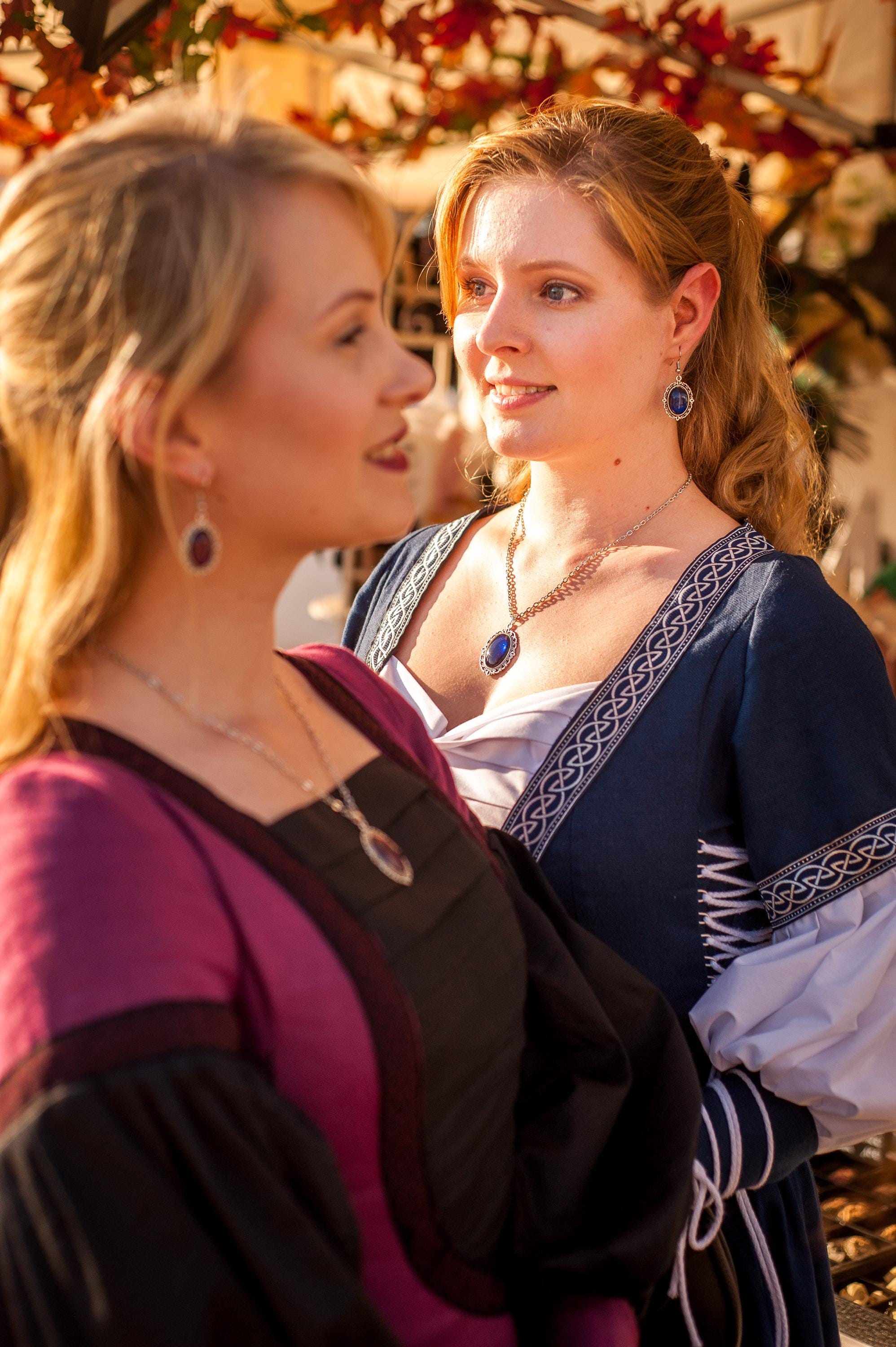 Schmuckset Oval in Wunschfarbe, Vintage Kette als Geburtstagsgeschenk, Gothic Kettenanhänger als Mittelalter Schmuck, Ohrringe hängend -Charm Necklaces- BloodyBrilliants