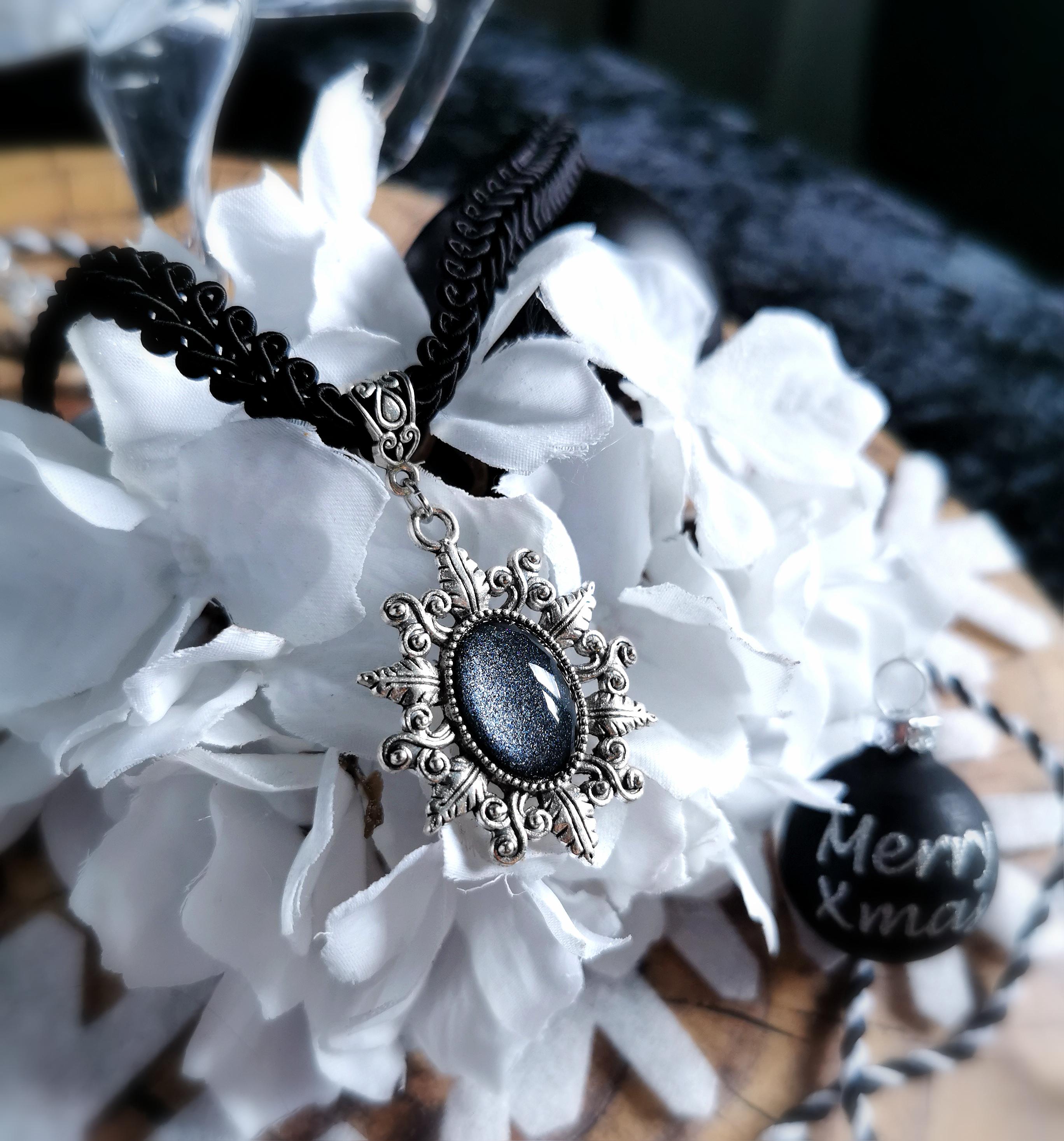 Choker schwarz mit Stern aus Spitze mit farbigen Glassteinen als Halsband für Gothic Outfit und als Vintage Geburtstagsgeschenk -Chokers- BloodyBrilliants