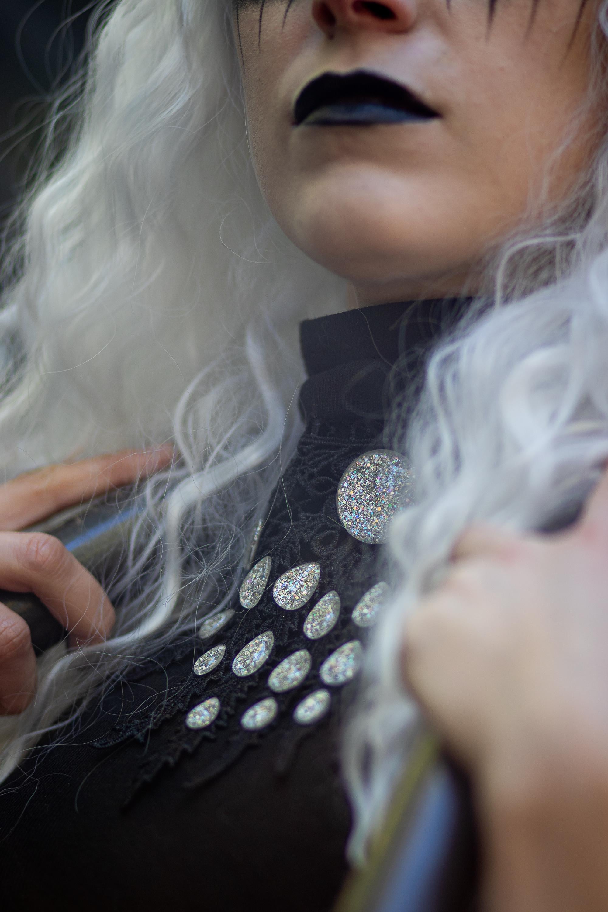 Collier schwarz Pfau aus Spitze mit farbigen Glassteinen als Schmuck für Gothic Outfit und Fantasy Cosplay Fotoshooting -Chokers- BloodyBrilliants