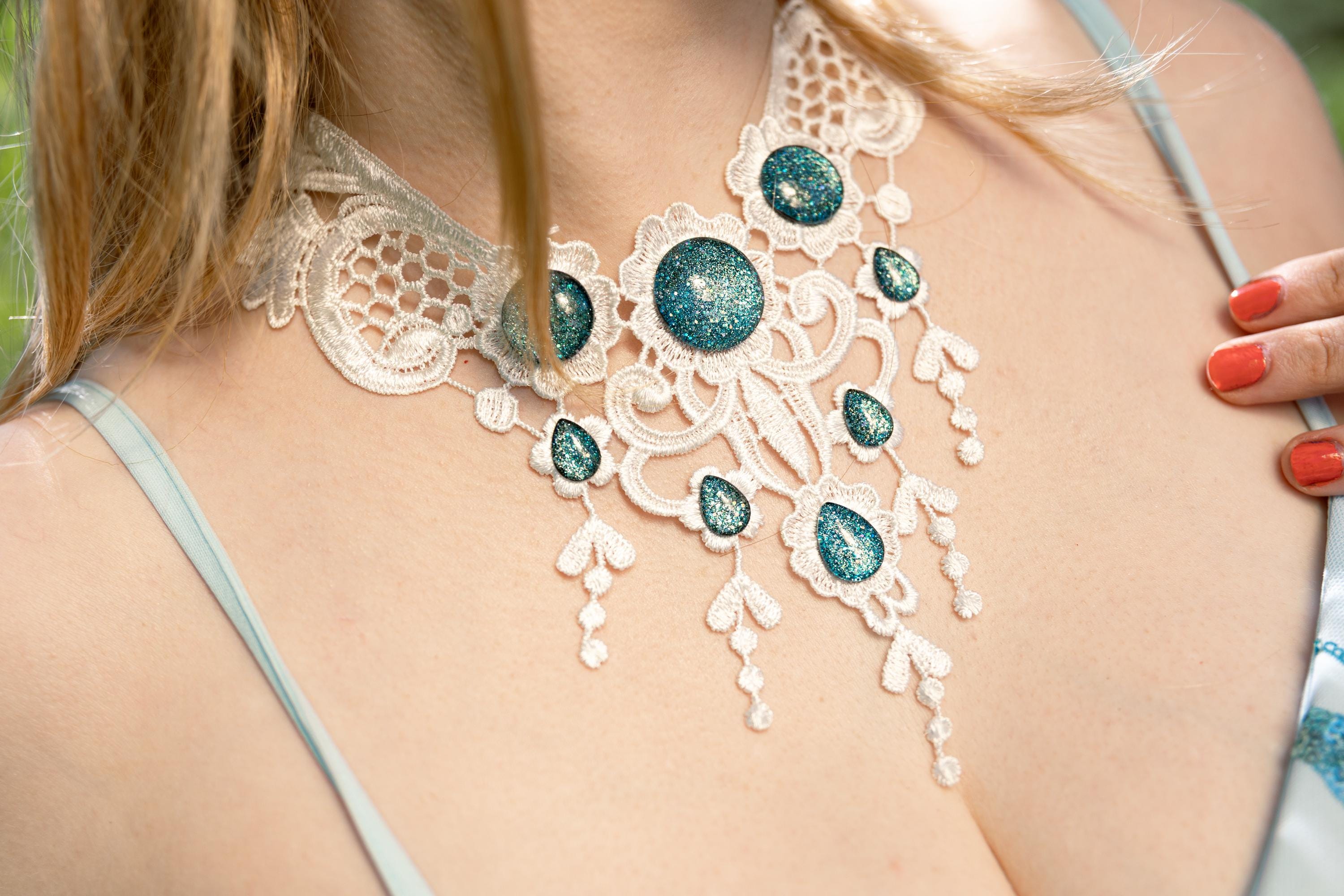 Collier Libelle aus Spitze mit farbigen Cabochon Glassteinen für Themenhochzeit und Cosplay Outfit -Chokers- BloodyBrilliants