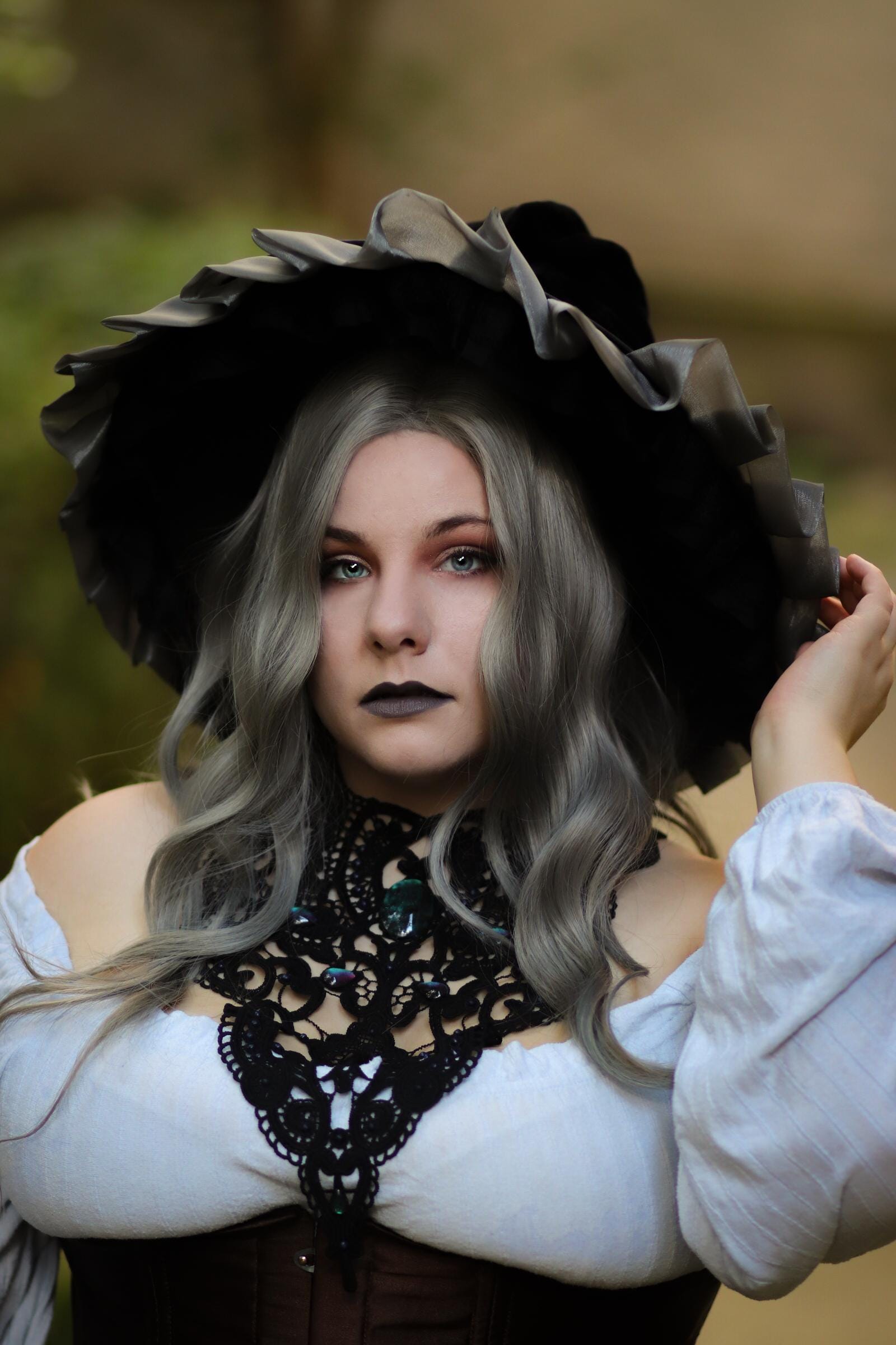 Collier schwarz Wunschfarbe Antik aus Spitze mit farbigen Glassteinen als Fantasy Schmuck für Fotoshooting oder Gothic Hochzeit -Chokers- BloodyBrilliants