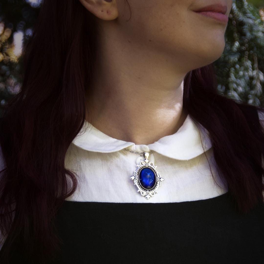 Schmuckset Weihnachtselfe silber aus Kettenanhänger und Jugendstil Haarspange in Wunschfarbe für Weihnachtsoutfit oder Elfen Schmuck -Barrettes & Clips- BloodyBrilliants