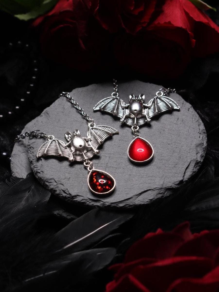 Fledermaus Schmuck Set in Wunschfarbe, Fledermaus Kettenanhänger und silberne Haarspange, Gothic Schmuck & Halloween Kette für Vampir Kostüm -Jewelry Sets- BloodyBrilliants