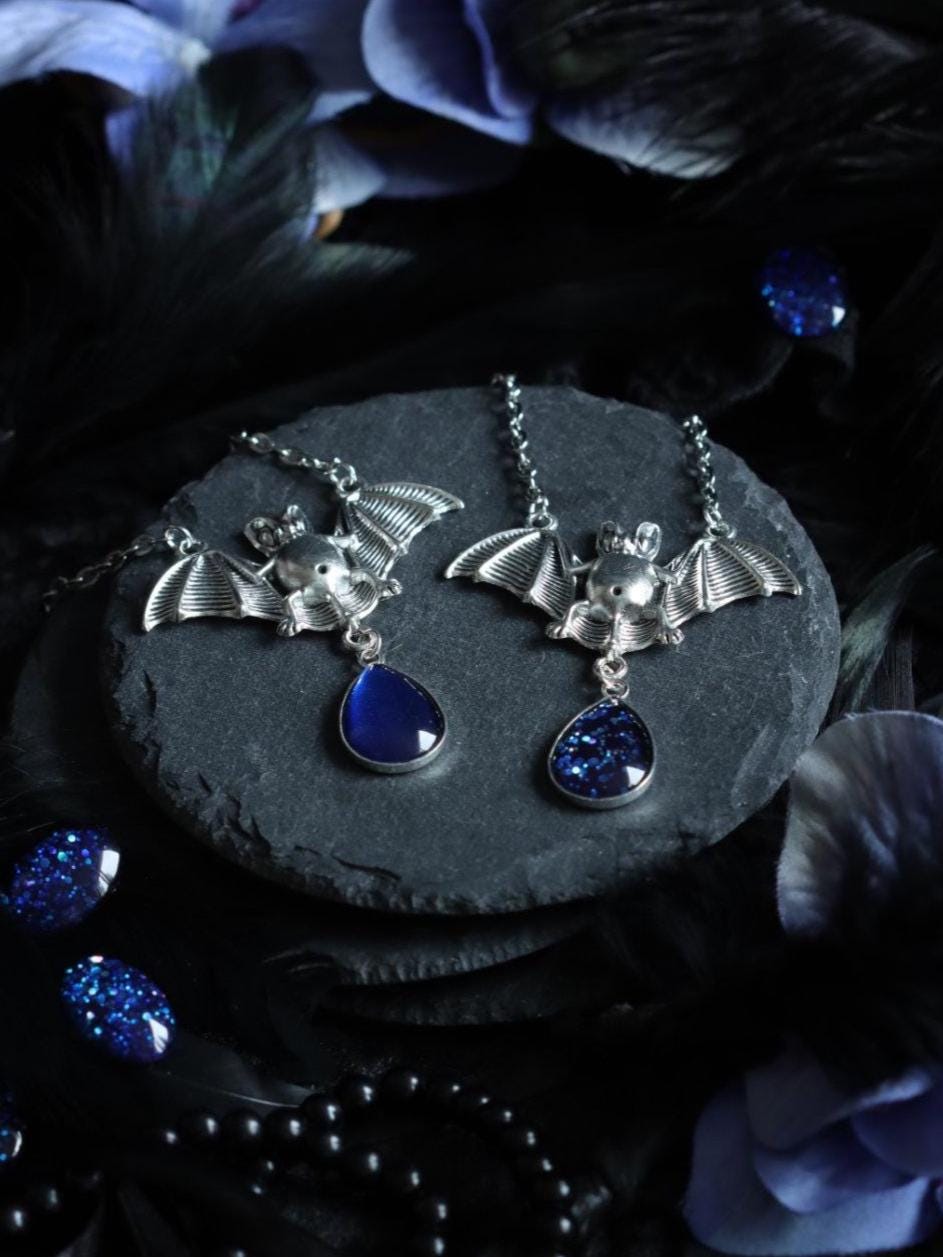 Fledermaus Schmuck Set in Wunschfarbe, Fledermaus Kettenanhänger und silberne Haarspange, Gothic Schmuck & Halloween Kette für Vampir Kostüm -Jewelry Sets- BloodyBrilliants