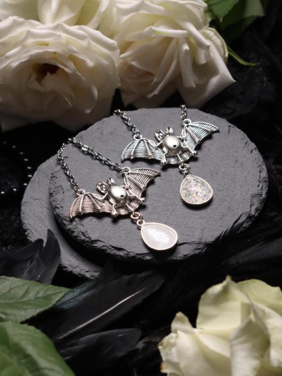 Fledermaus Schmuck Set in Wunschfarbe, Fledermaus Kettenanhänger und Tropfen Ohrringe, Gothic Schmuck und Halloween Kette für Vampir Kostüm -Jewelry Sets- BloodyBrilliants