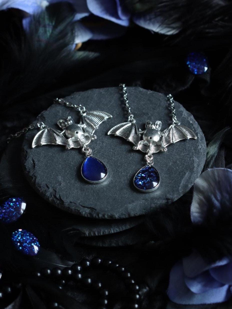 Fledermaus Schmuck Set in Wunschfarbe, Fledermaus Kettenanhänger und Tropfen Ohrringe, Gothic Schmuck und Halloween Kette für Vampir Kostüm -Jewelry Sets- BloodyBrilliants