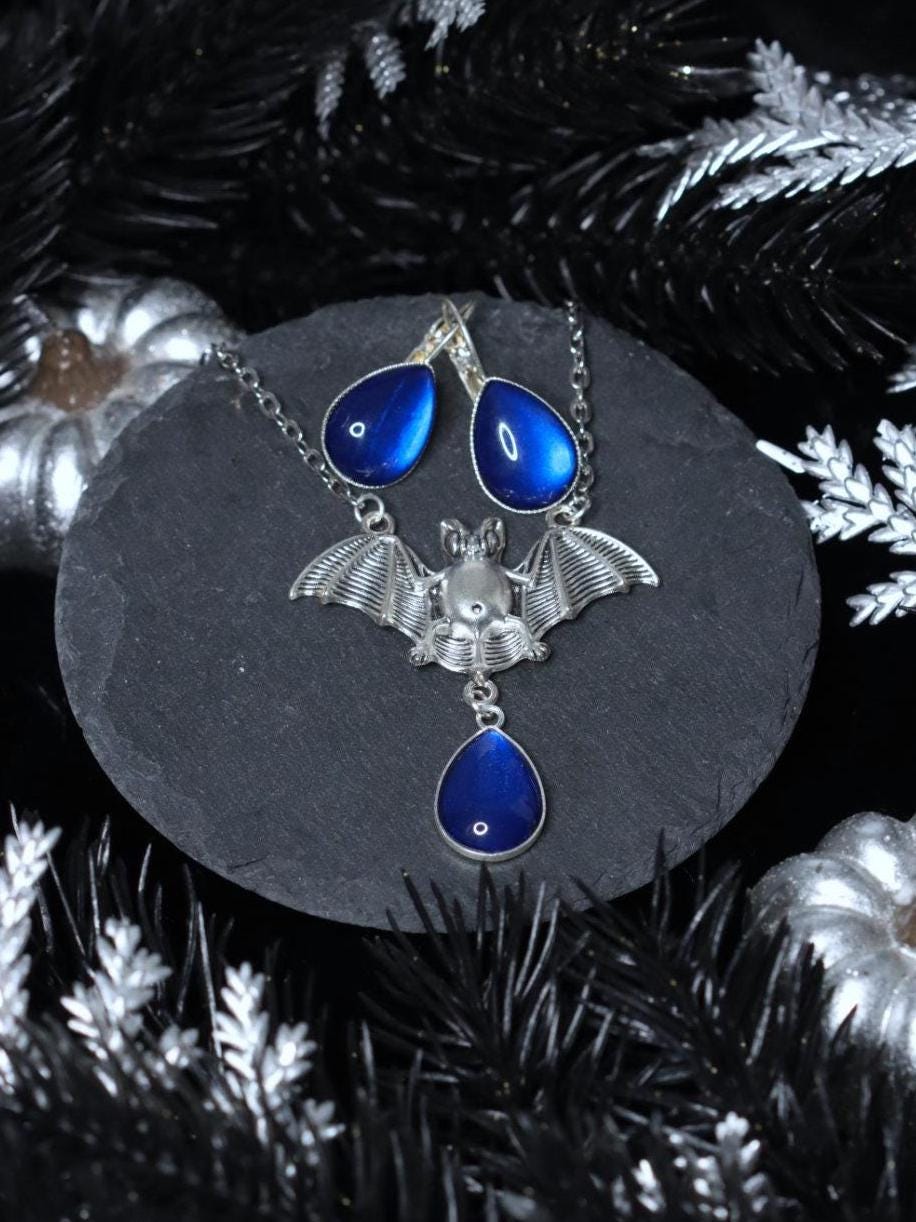 Fledermaus Schmuck Set in Wunschfarbe, Fledermaus Kettenanhänger und Tropfen Ohrringe, Gothic Schmuck und Halloween Kette für Vampir Kostüm -Jewelry Sets- BloodyBrilliants