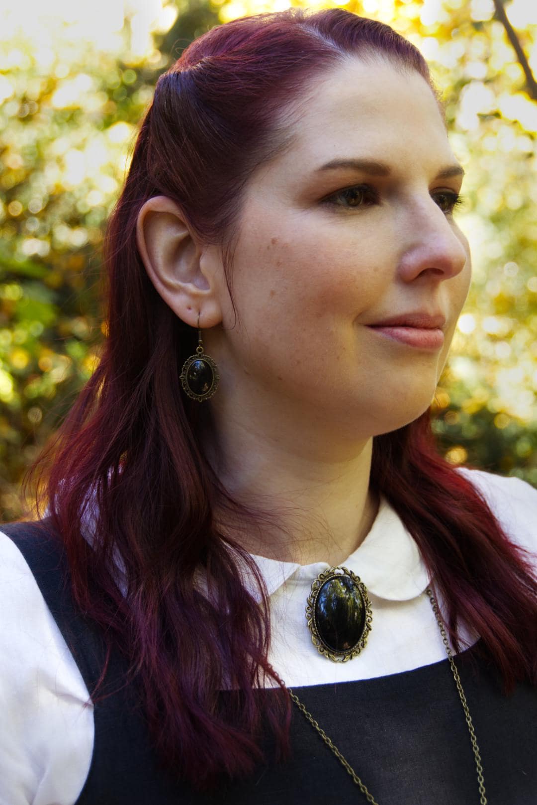 Goldene Brosche Wunschfarbe oval aus Glassteinen als Cosplay Schmuck und Steampunk Accessoire für Vintage Weihnachten -Brooches- BloodyBrilliants