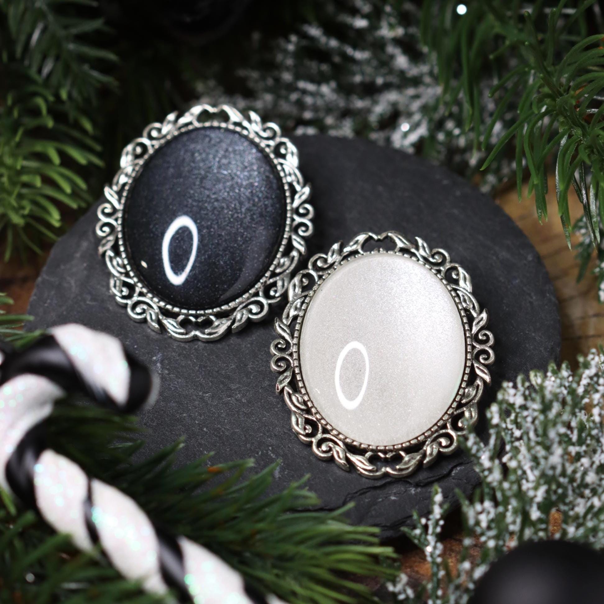 Ovale Brosche Wunschfarbe aus Glassteinen in Schwarz Silber und Bronze als Cosplay Brosche und Gothic Schmuck Accessoire -Brooches- BloodyBrilliants