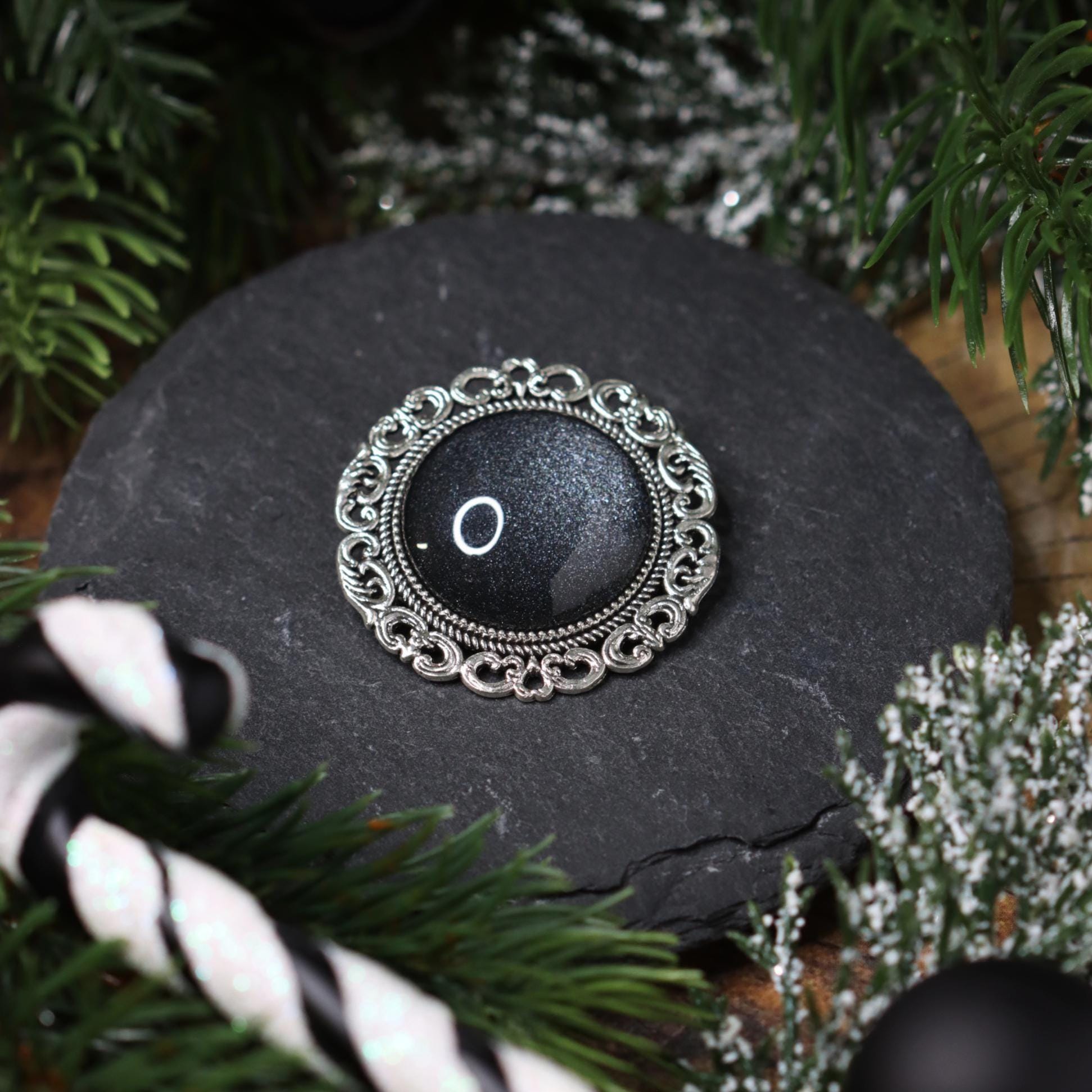 Runde Brosche mit Farbstein -Brooches- BloodyBrilliants