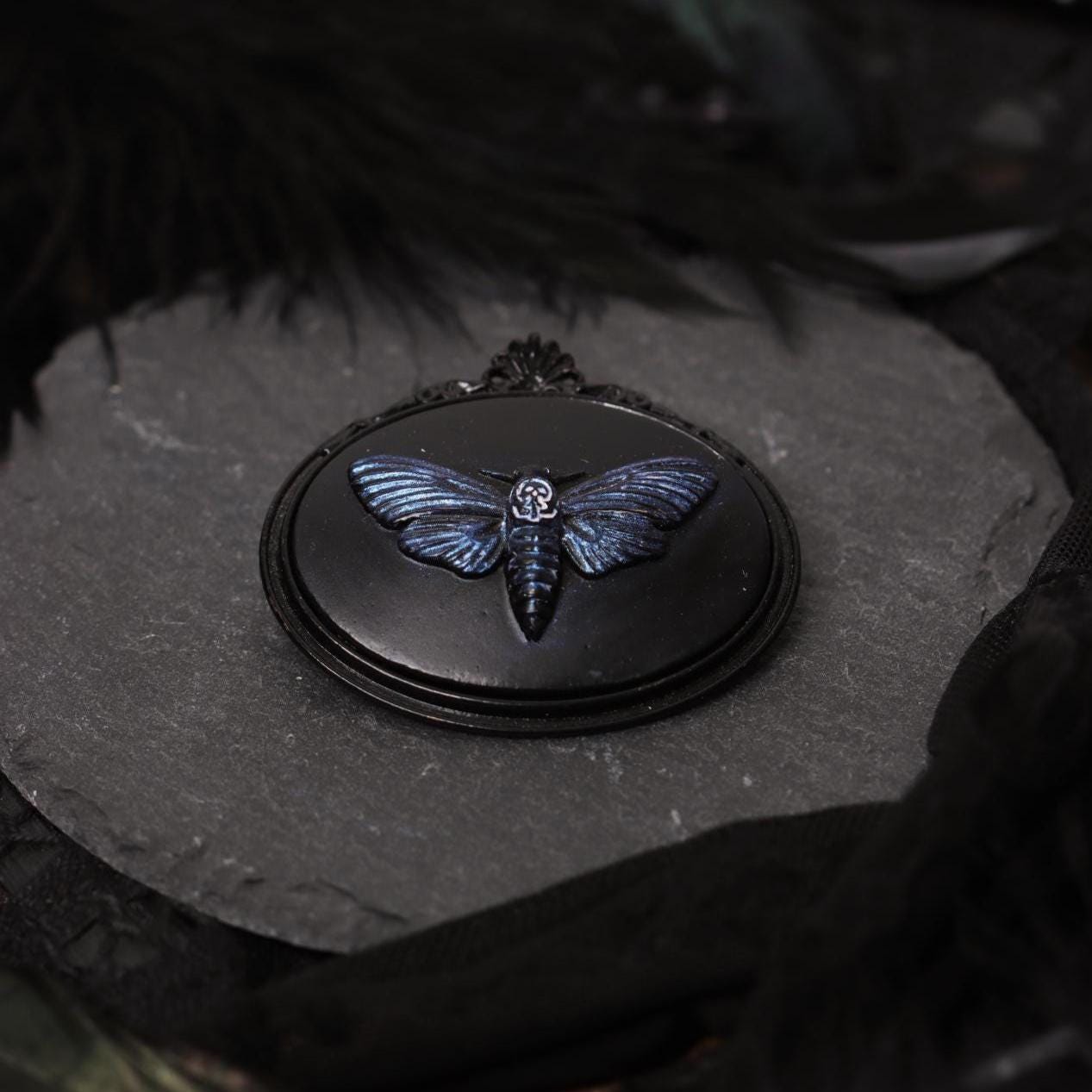 Totenkopfmotte Brosche schwarz als Gothic Schmuck für Dark Academia Outfit, Vintage Brosche gold für Hexen Adventskalender, Steampunk Stil -Brooches- BloodyBrilliants