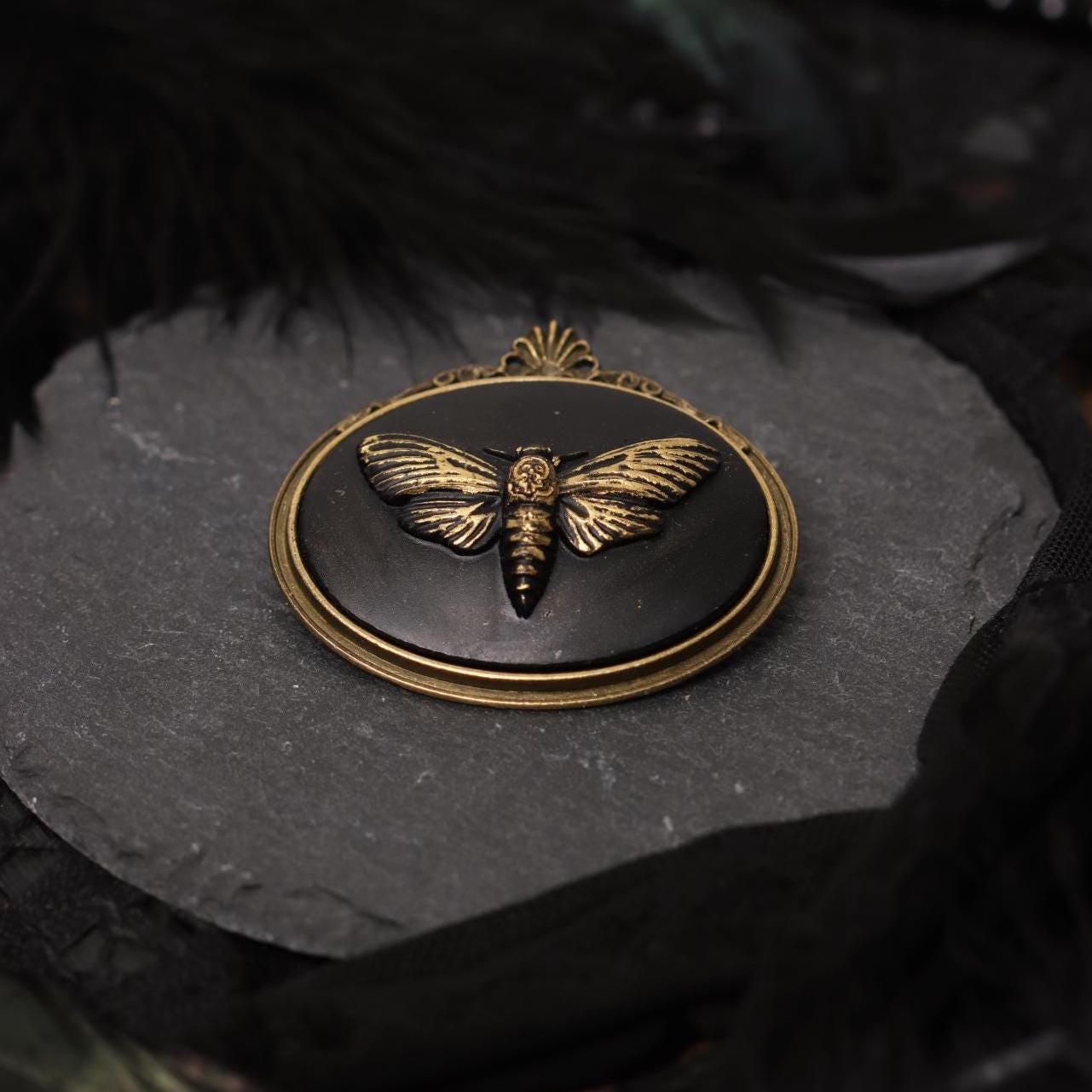 Totenkopfmotte Brosche schwarz als Gothic Schmuck für Dark Academia Outfit, Vintage Brosche gold für Hexen Adventskalender, Steampunk Stil -Brooches- BloodyBrilliants